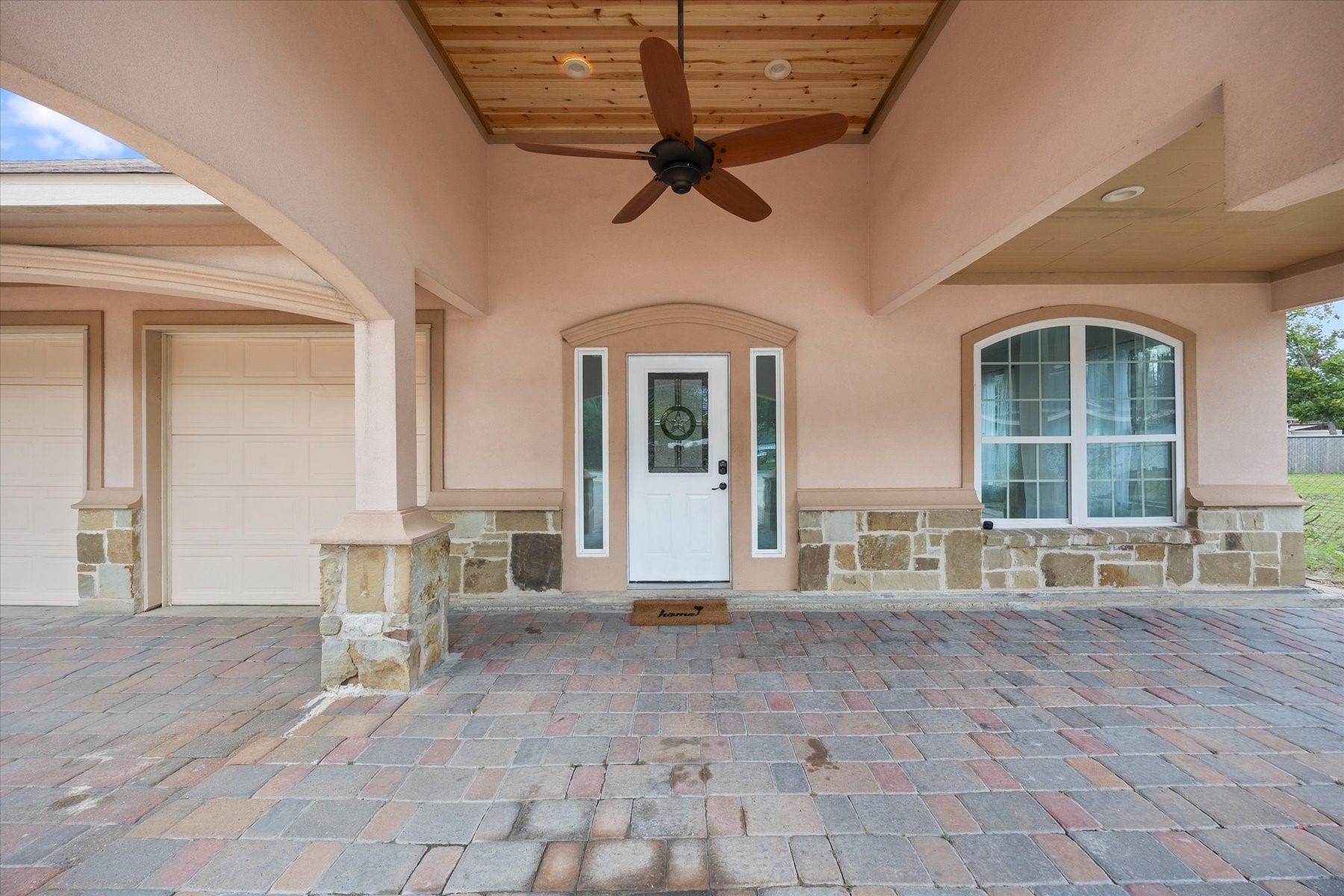 Covered Front Porch & Entrance Covered Front Porch & Entrance