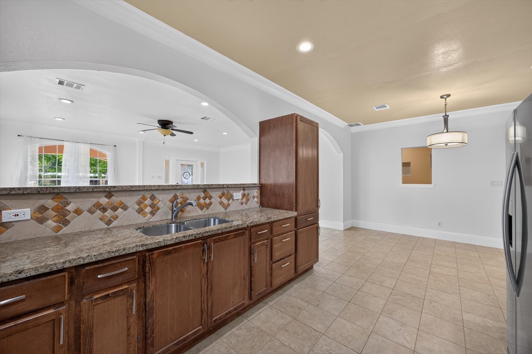 Kitchen & Breakfast Area Overview Kitchen & Breakfast Area Overview