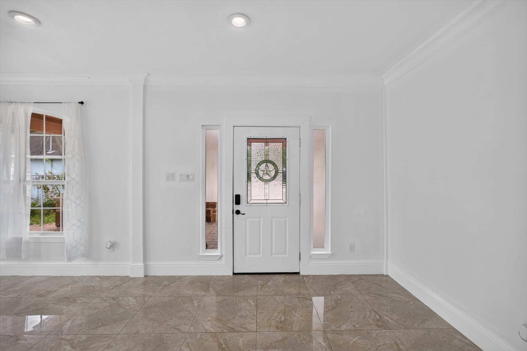 Bright Foyer / Entryway Bright Foyer / Entryway