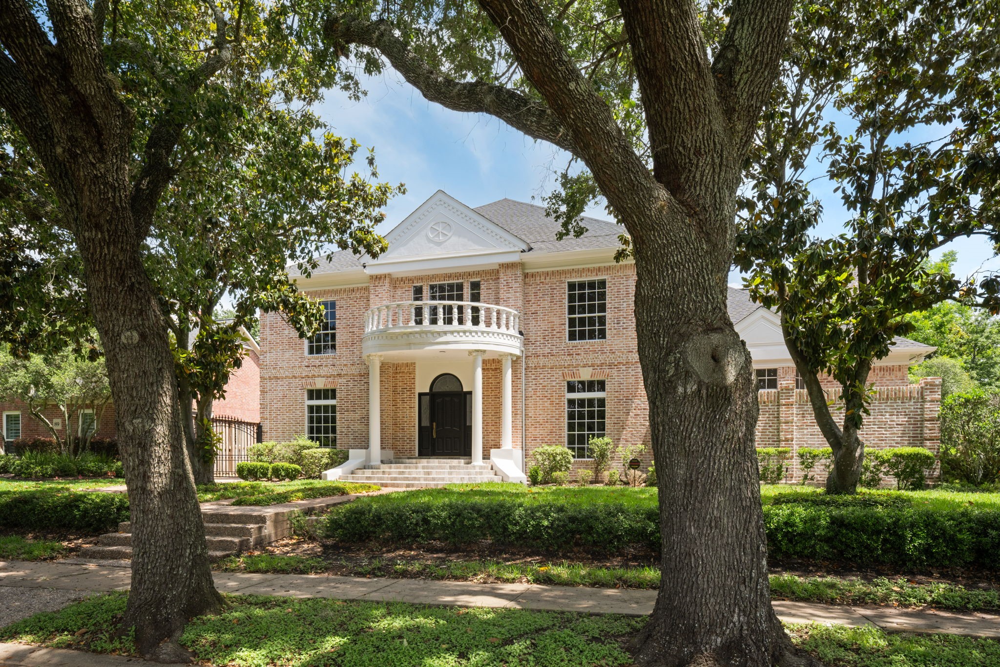 Positioned on a corner lot in Sweetwater Section 1, 93 Greensward Lane blends classic architecture with a fully renovated interior in one of Sugar Lands established golf course communities. Mature trees and updated landscaping frame the homes German schmear brick exterior and welcoming entry.