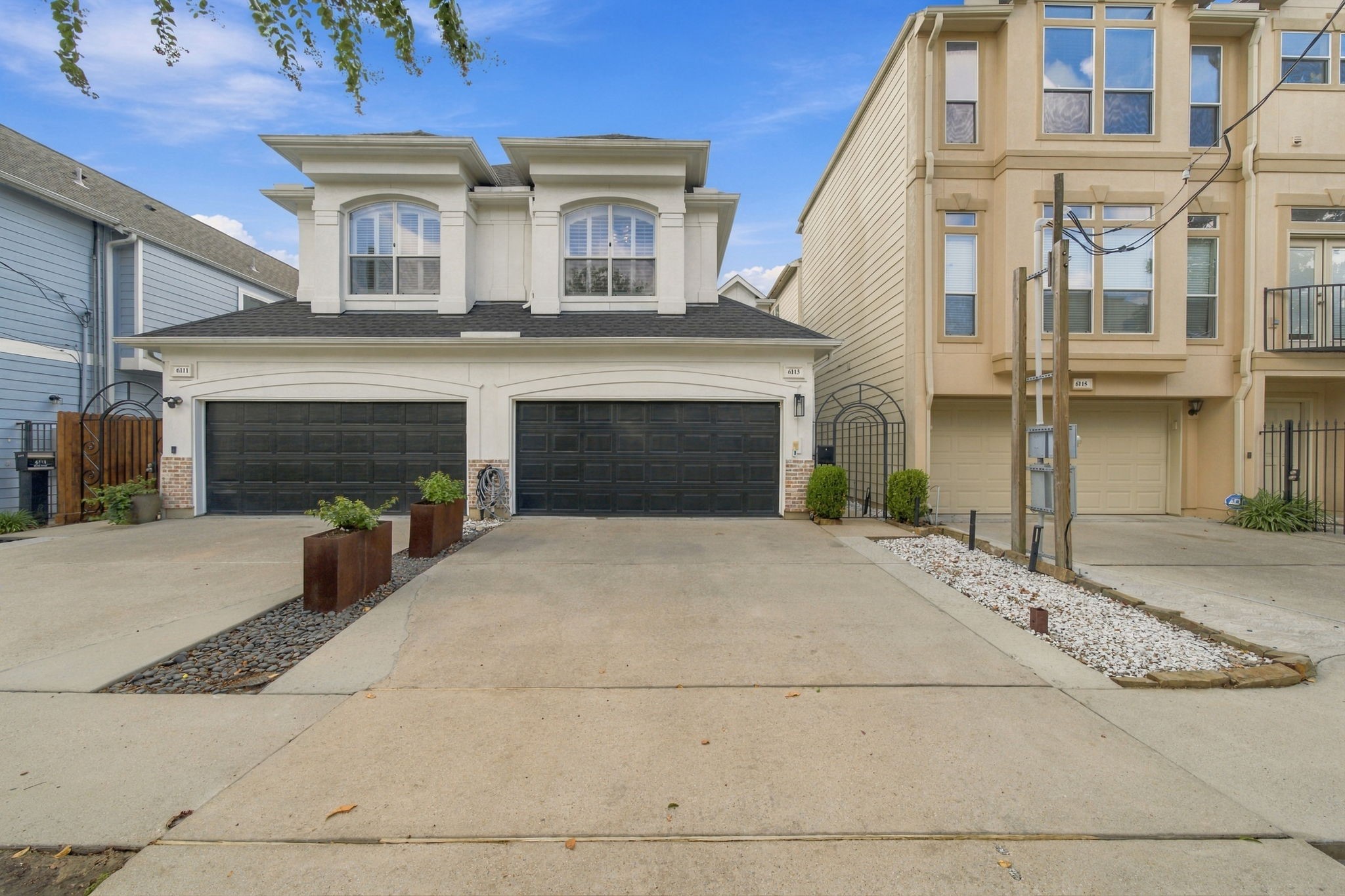 View from the street of the private driveway with ample additional parking, a hard-to-find convenience in Rice Military, plus an attached 2-car garage. Schedule your private showing today! Thank you for visiting 6113 Maxie St!