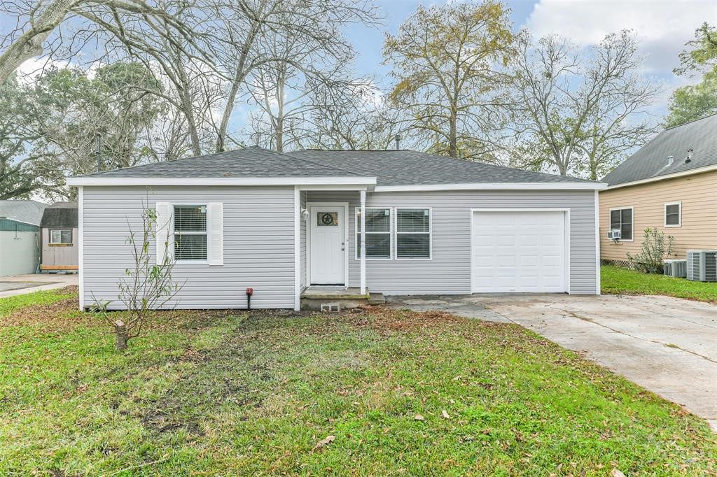 Simple Alvin living with No HOA, limited to no restrictions, No MUD and convenient location to downtown Alvin, Hwy 35, and Alvin High School. Simple Alvin living with No HOA, limited to no restrictions, No MUD and convenient location to downtown Alvin, Hwy 35, and Alvin High School.