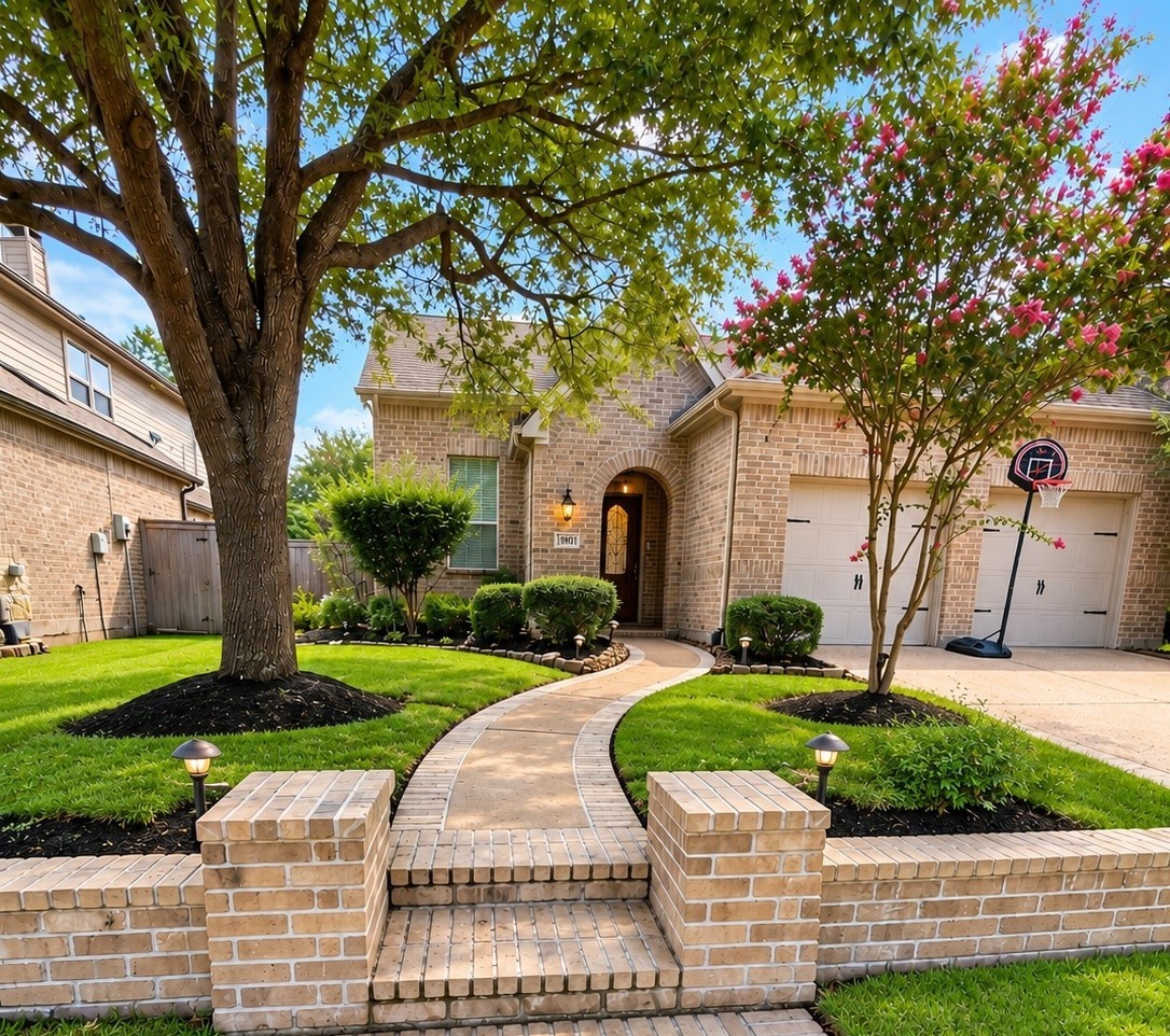 A warm welcome starts right here! Tree-lined streets, open green space, and a well-kept front yard come together.