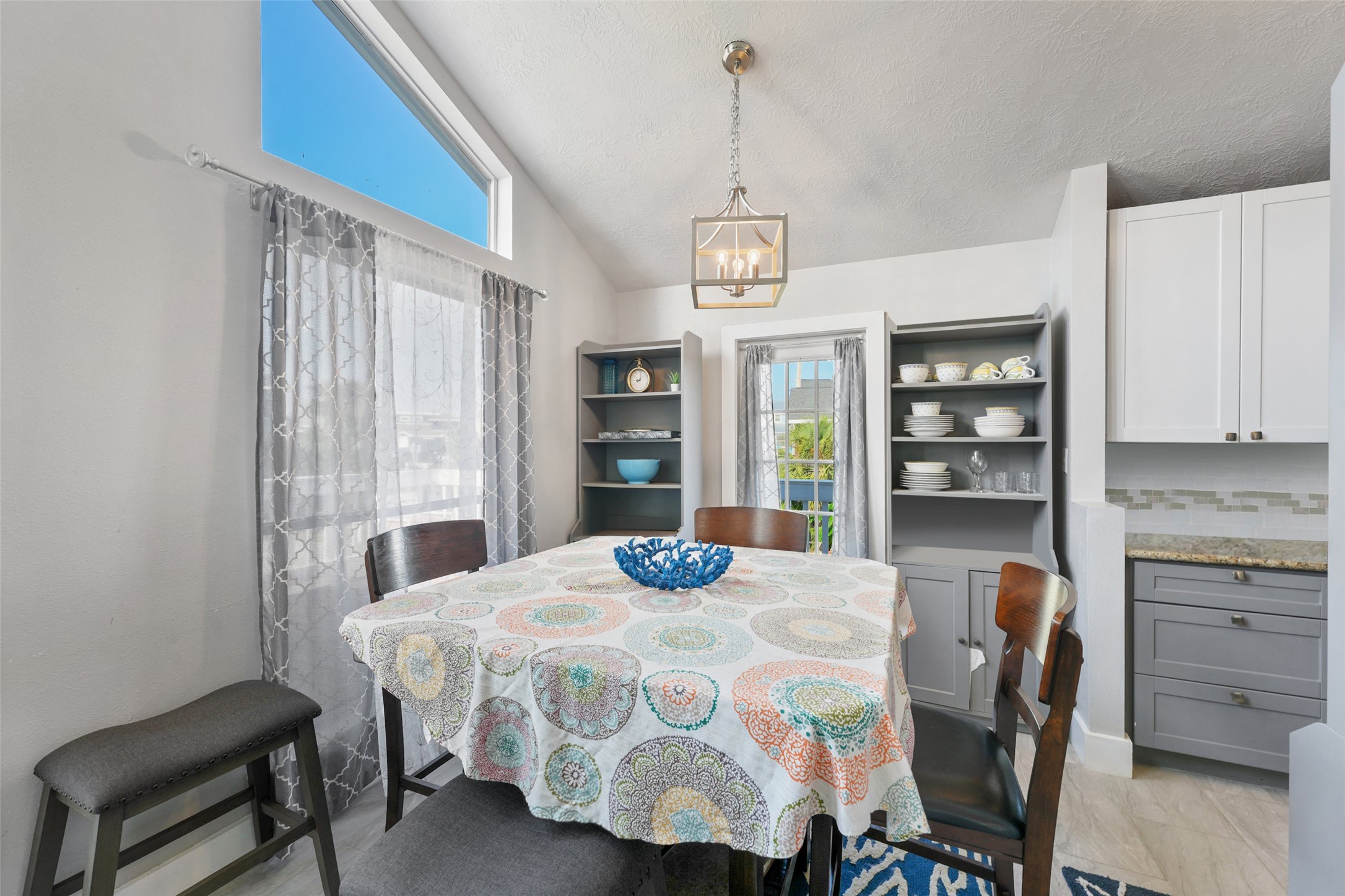 This thoughtfully designed home
seamlessly connects the kitchen with
a charming breakfast area.