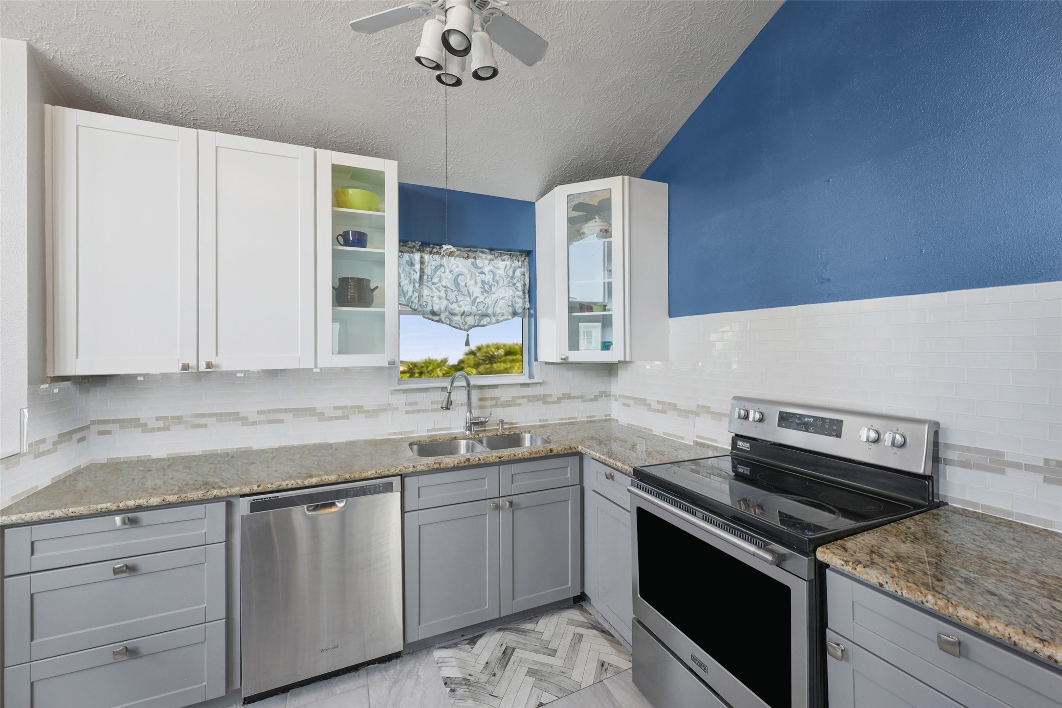 The kitchen features stainless steel appliances,
creating a clean and timeless
aesthetic.