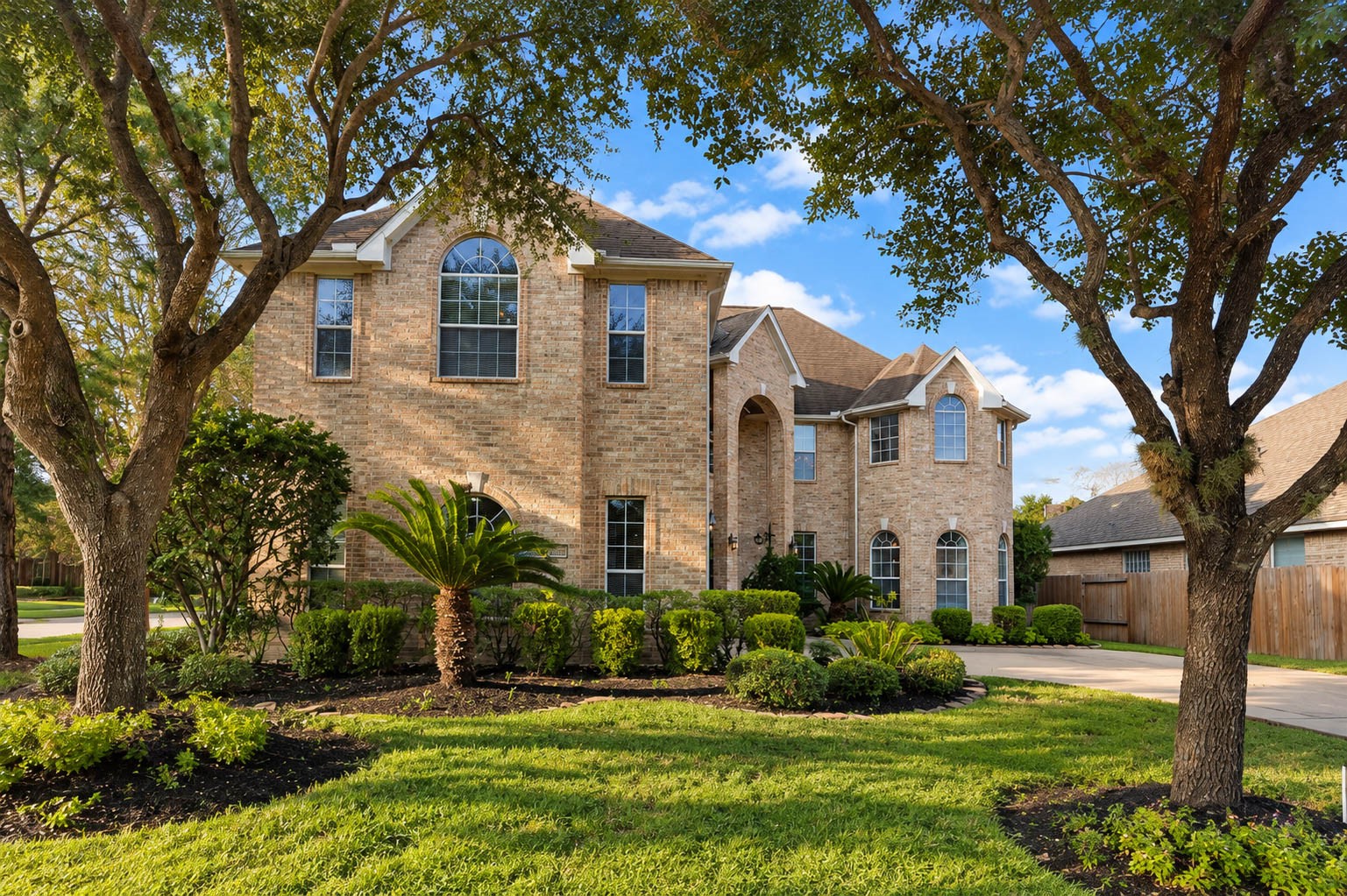 This prominent corner setting property showcases sophisticated living just minutes from The Westpark Tollway & Grand Parkway 99 in Cinco Ranch Southwest.