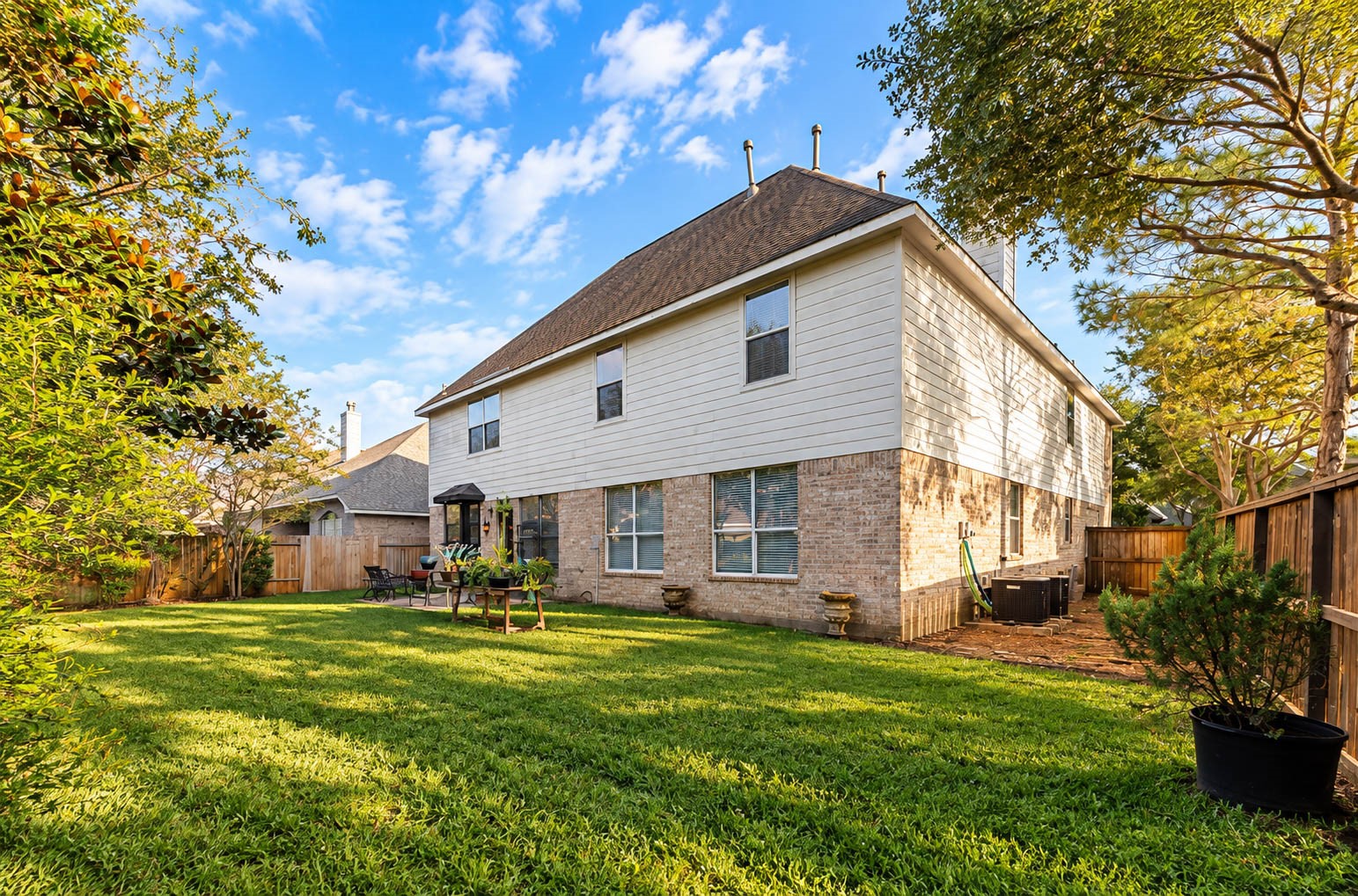 From weekend gatherings on the patio to quiet mornings surrounded by greenery, this backyard makes outdoor living a pleasure.