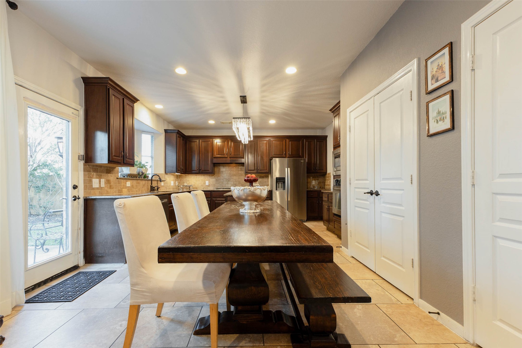 A substantial dining space for modern lifestyles.