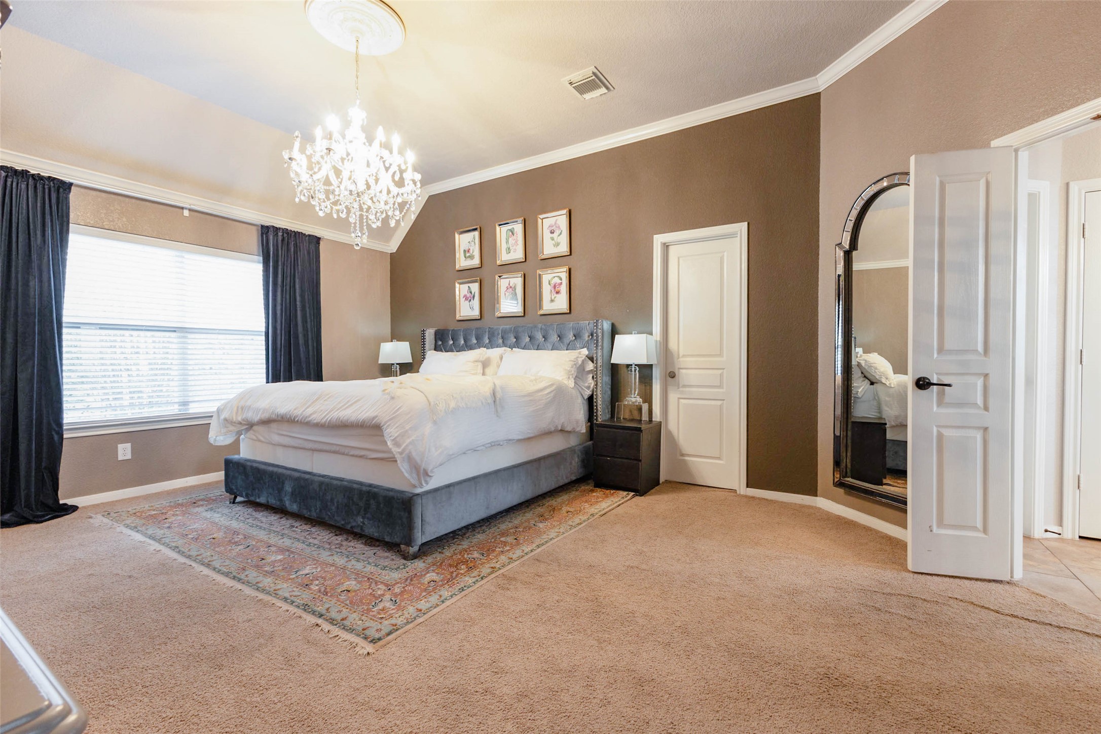Dramatic contrasts create a chic retreat.
