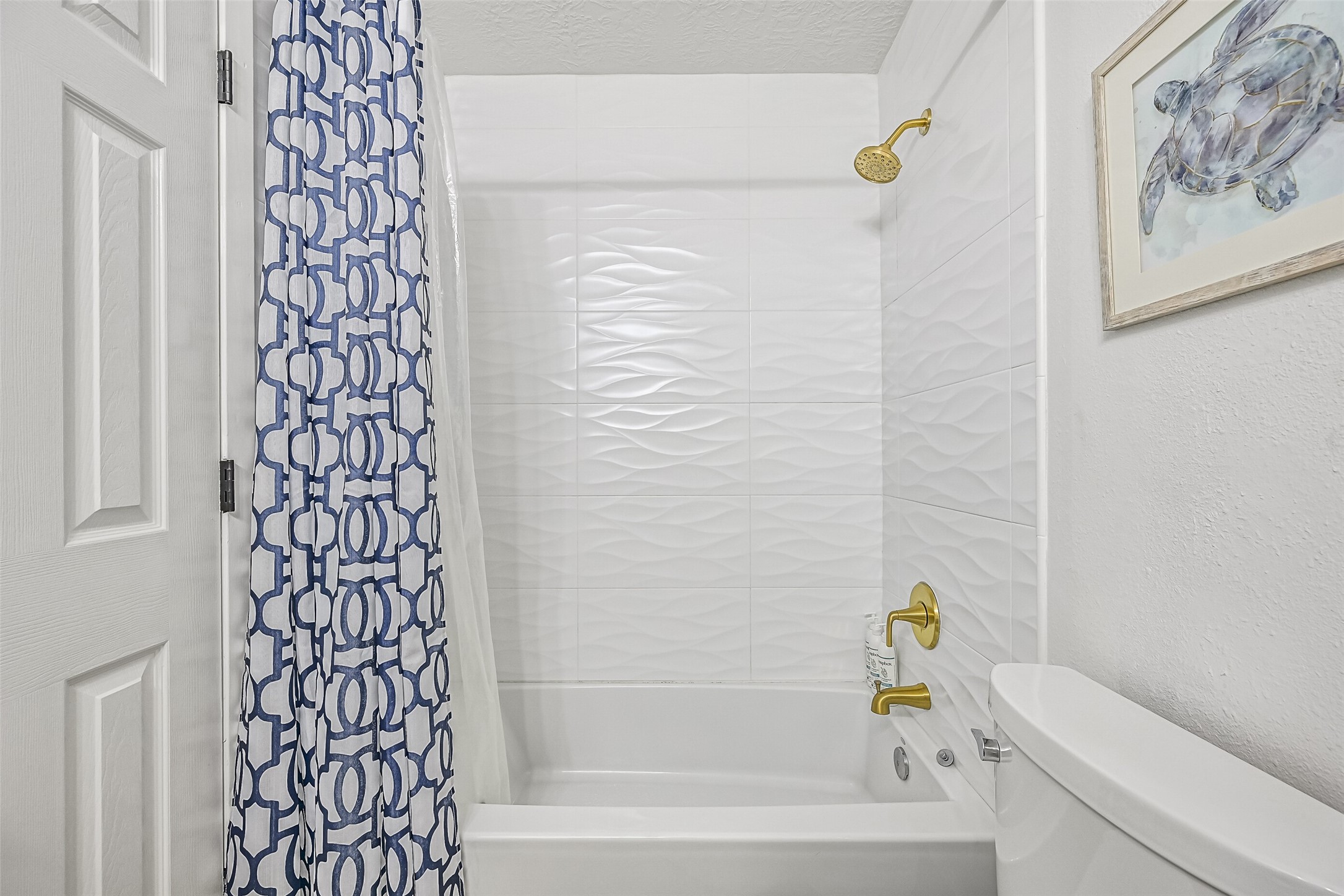 The tub/shower combo in the bathroom.