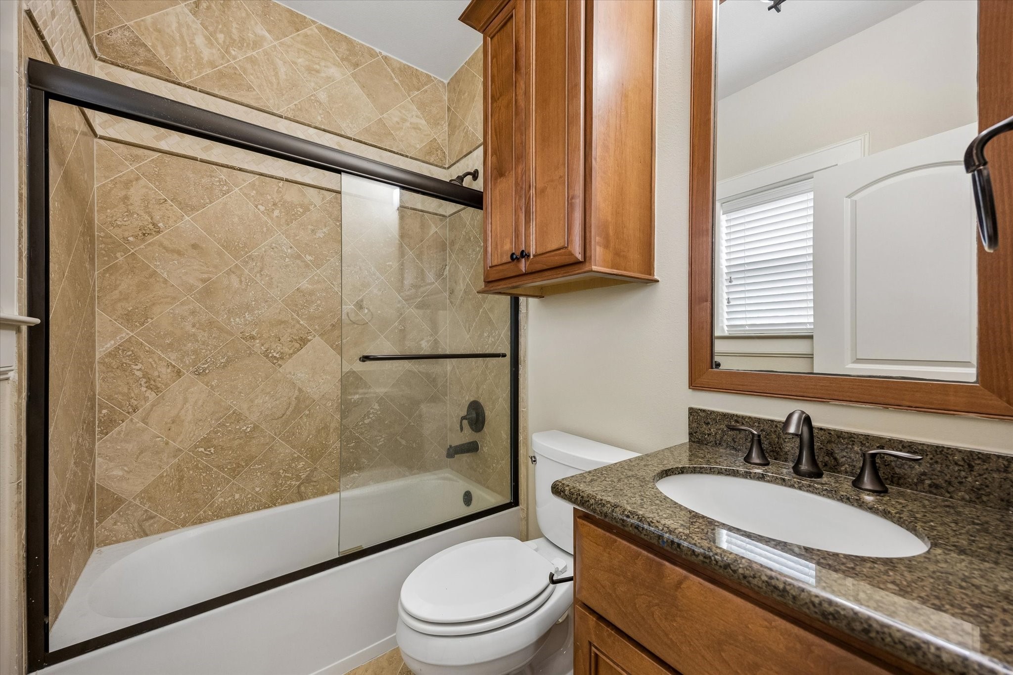 The en suite bathroom.