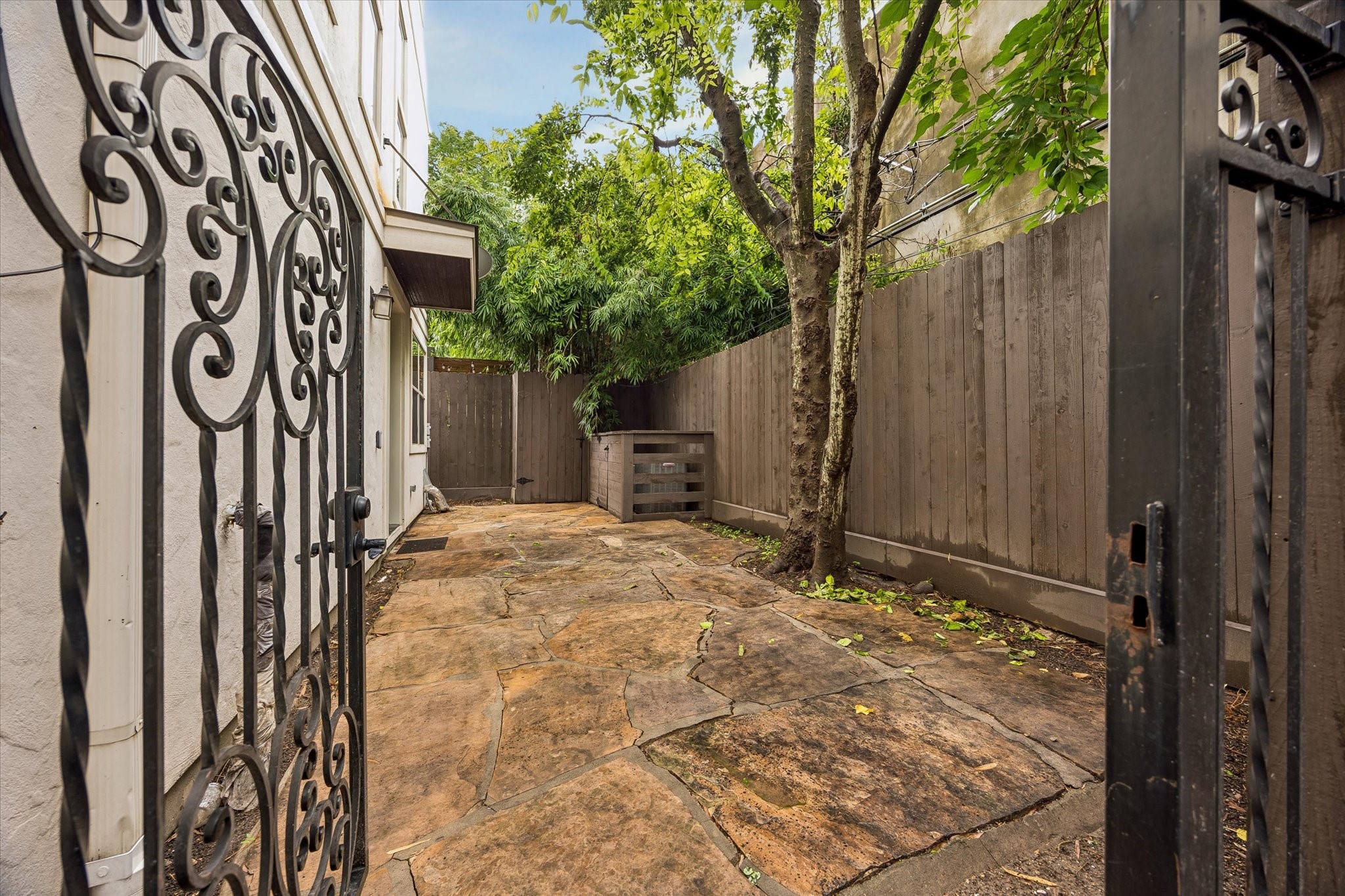This unit is walking distance to Whole Foods and minutes from River Oaks shopping center. This unit is walking distance to Whole Foods and minutes from River Oaks shopping center.