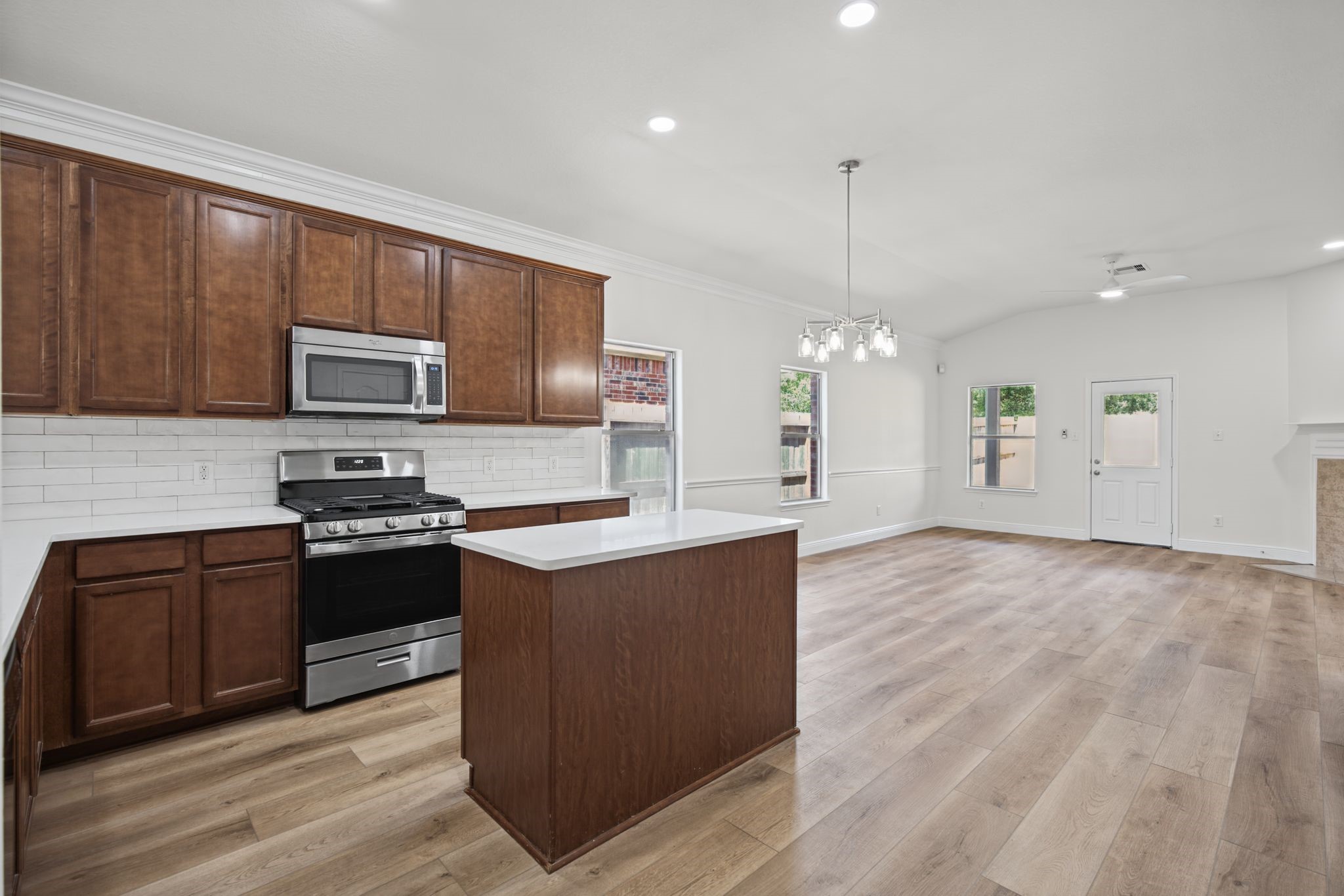 Open Kitchen! Perfect for entertaining! Open Kitchen! Perfect for entertaining!
