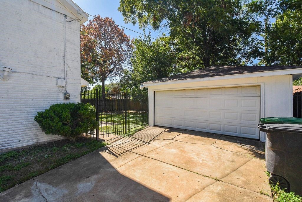 Detached garage