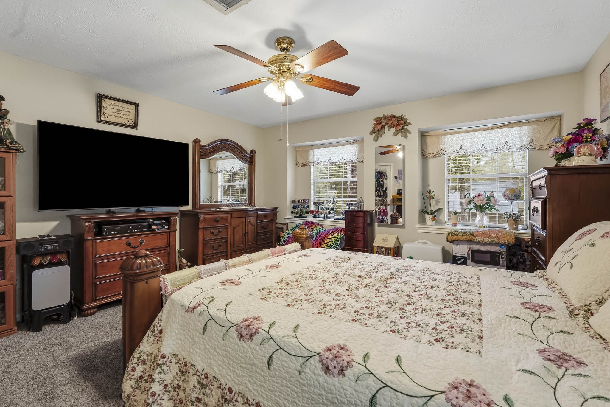 Secondary bedroom.