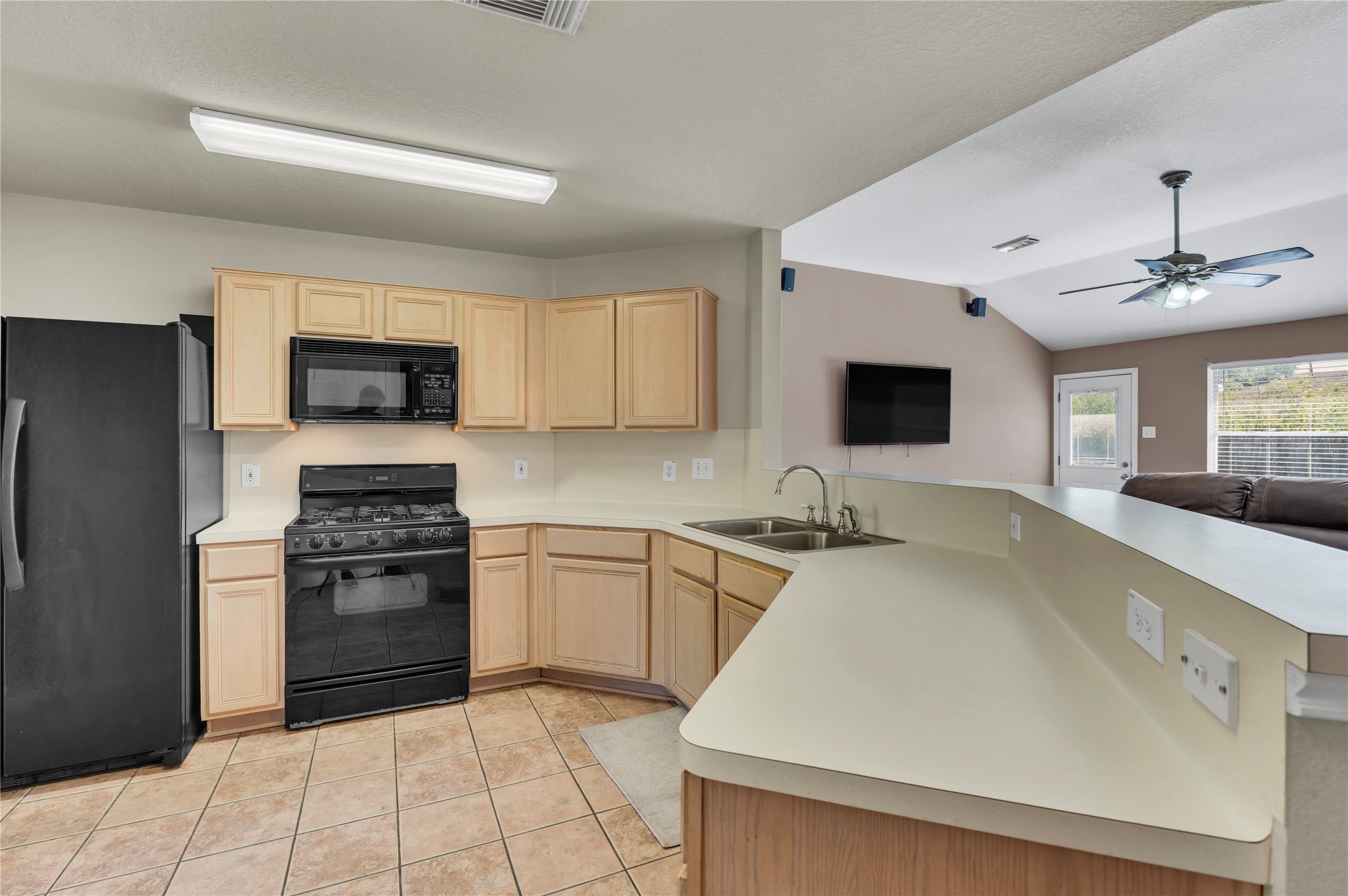 Kitchen with breakfast bar Kitchen with breakfast bar
