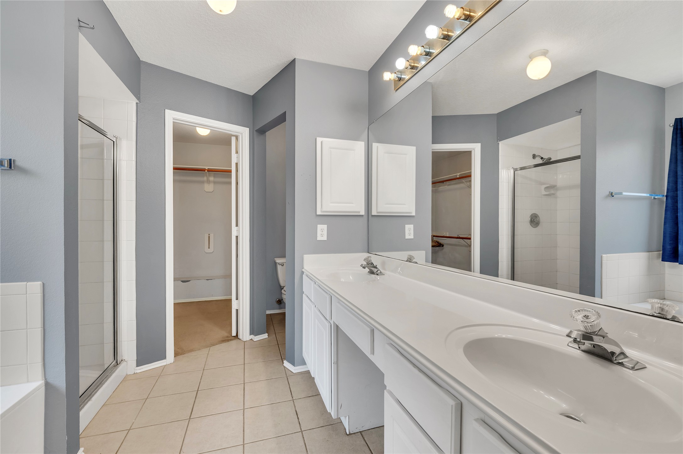 Primary bath with dual sinks and walk in closet
