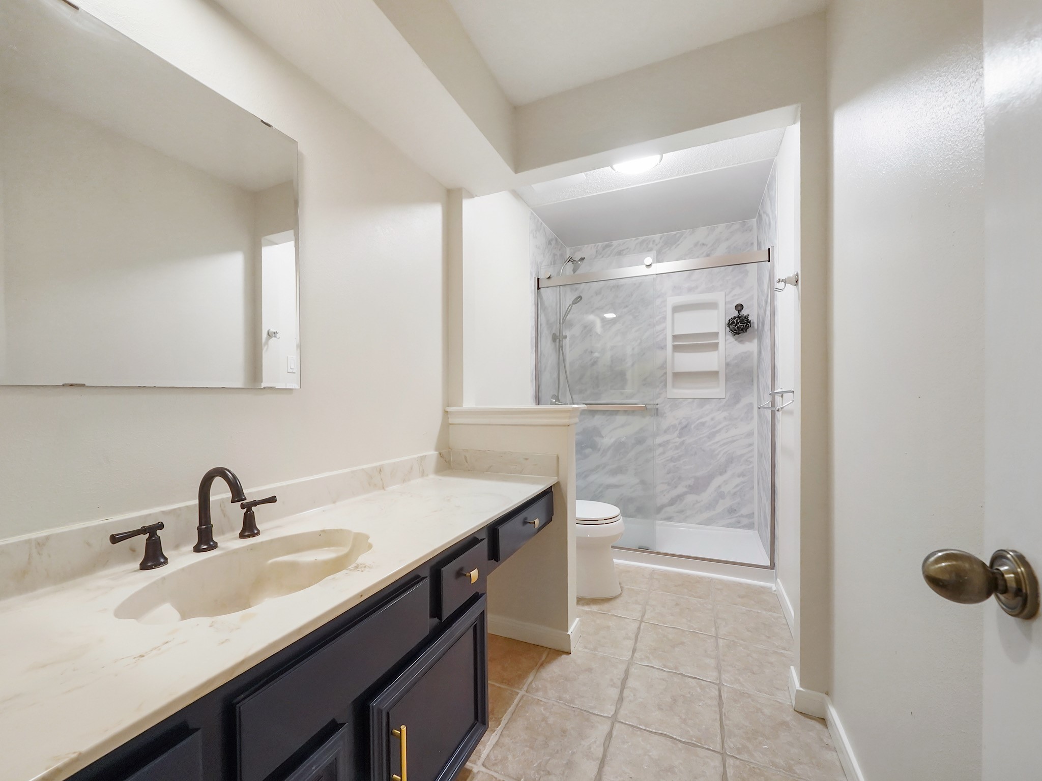 Secondary bathroom.