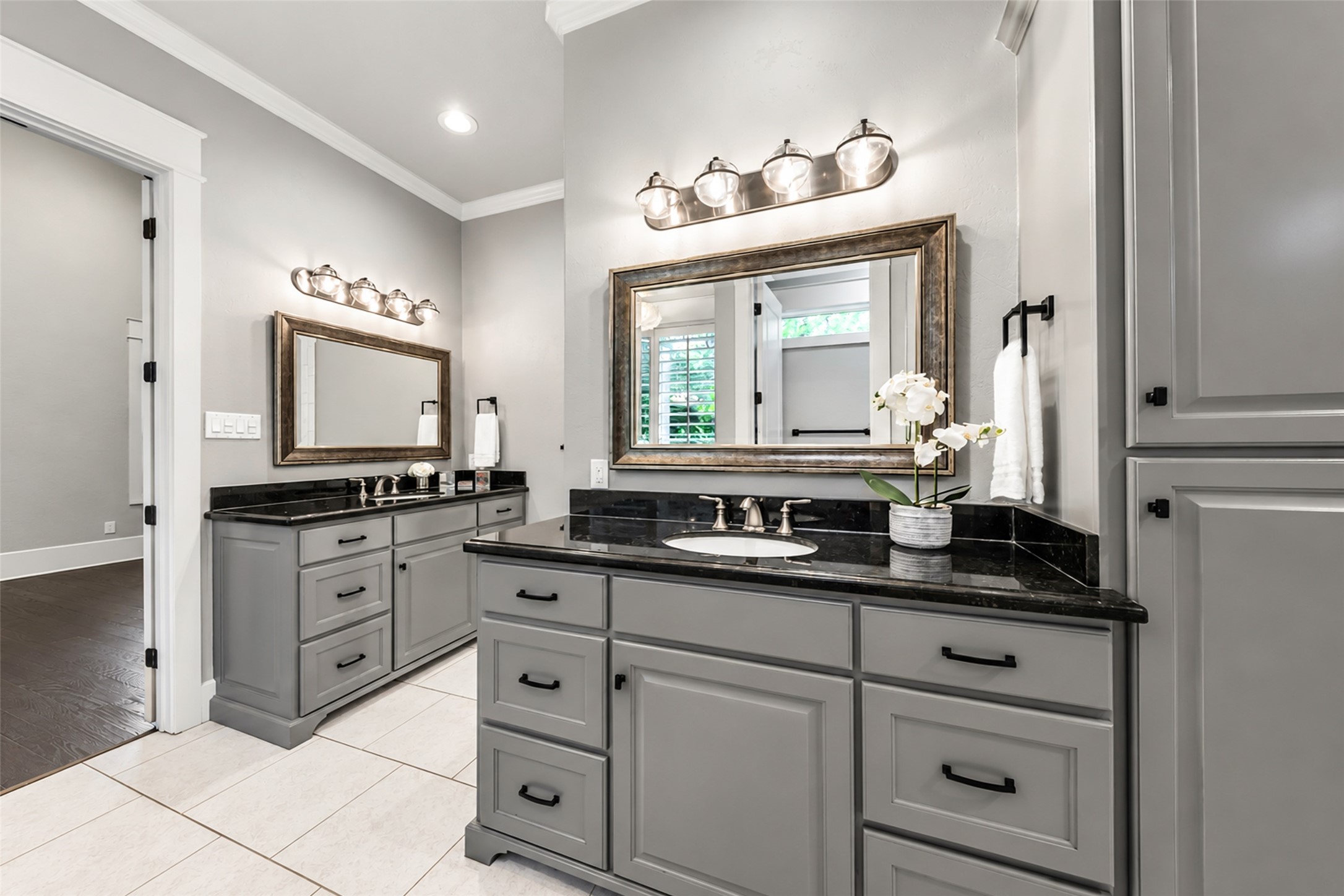 Dual vanities