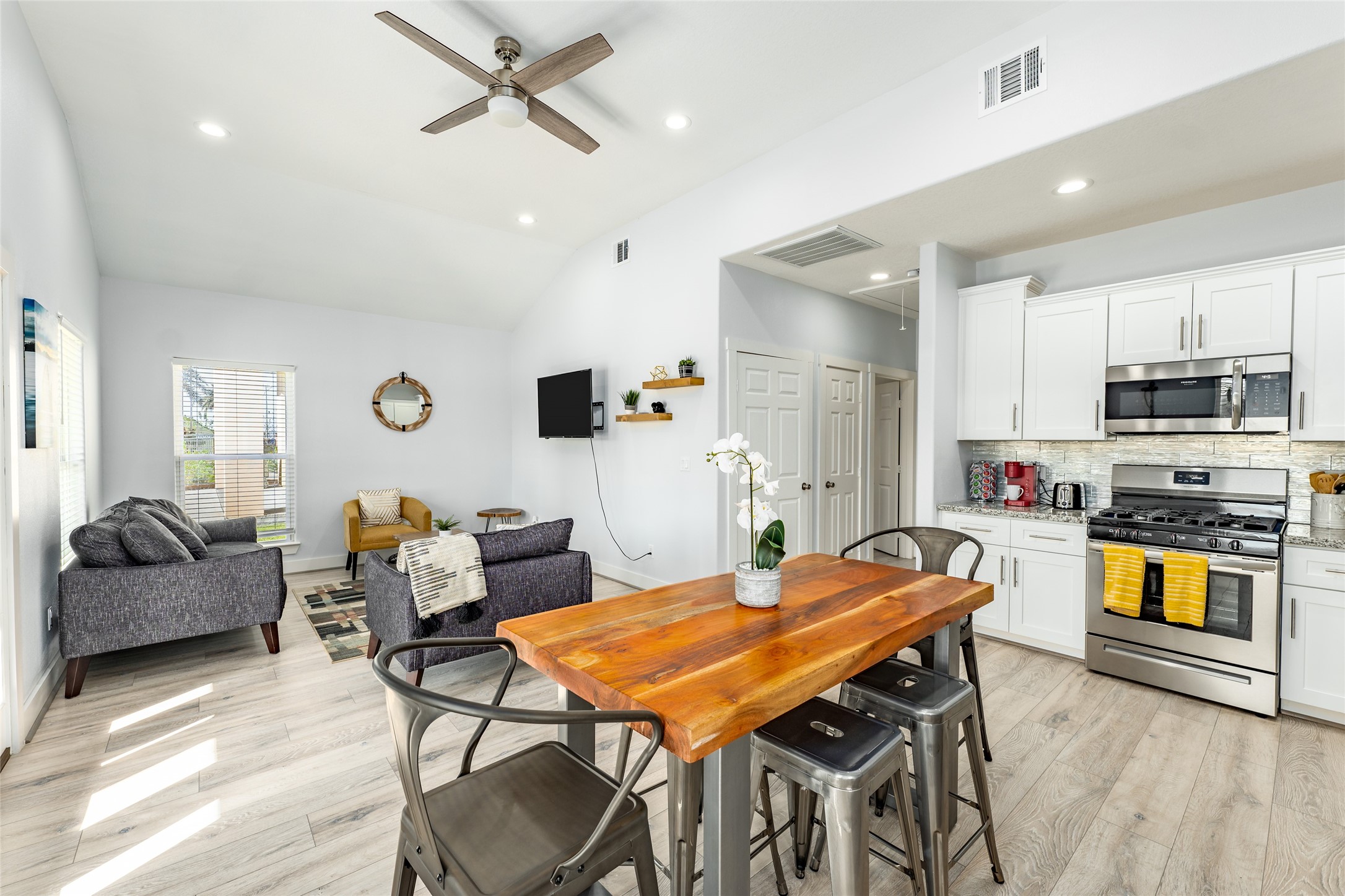 294 Debbie Lane, Dickinson, TX 77539 294 Debbie Lane, Dickinson, TX 77539