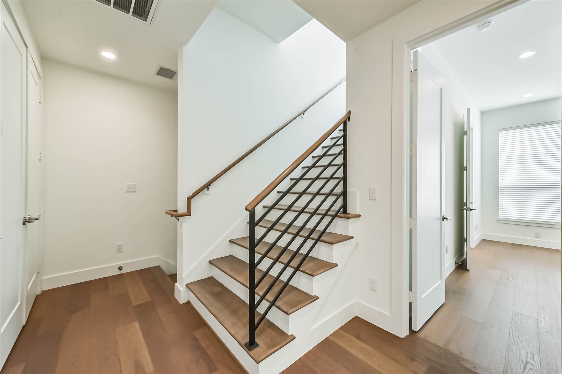 Modern Staircase with sleek railing Modern Staircase with sleek railing
