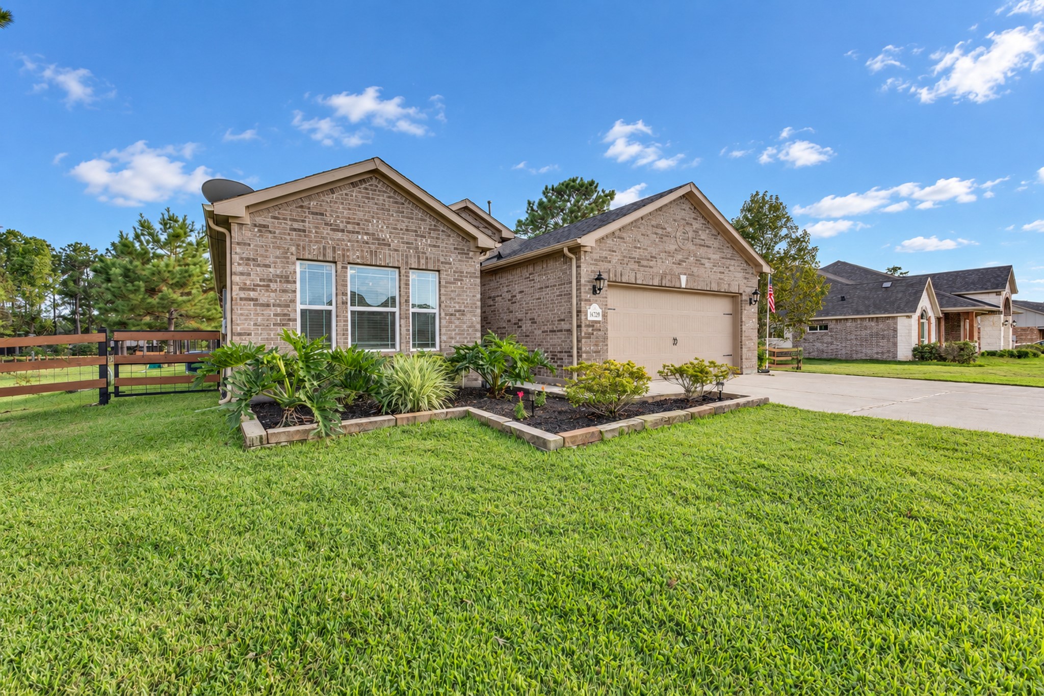 Landscaped. Fully fenced back yard Landscaped. Fully fenced back yard