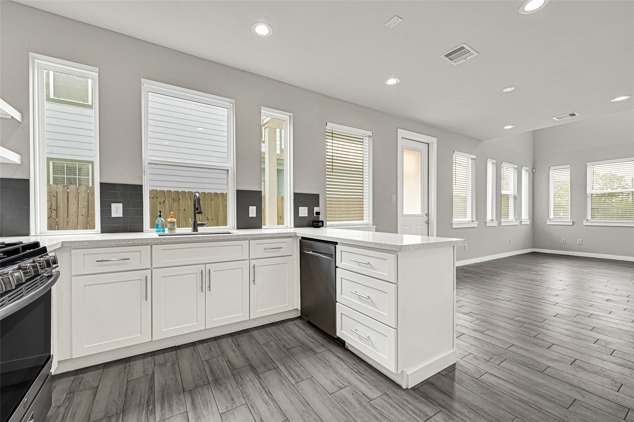 9431 Jutland Road, Houston, TX 77033 9431 Jutland Road, Houston, TX 77033