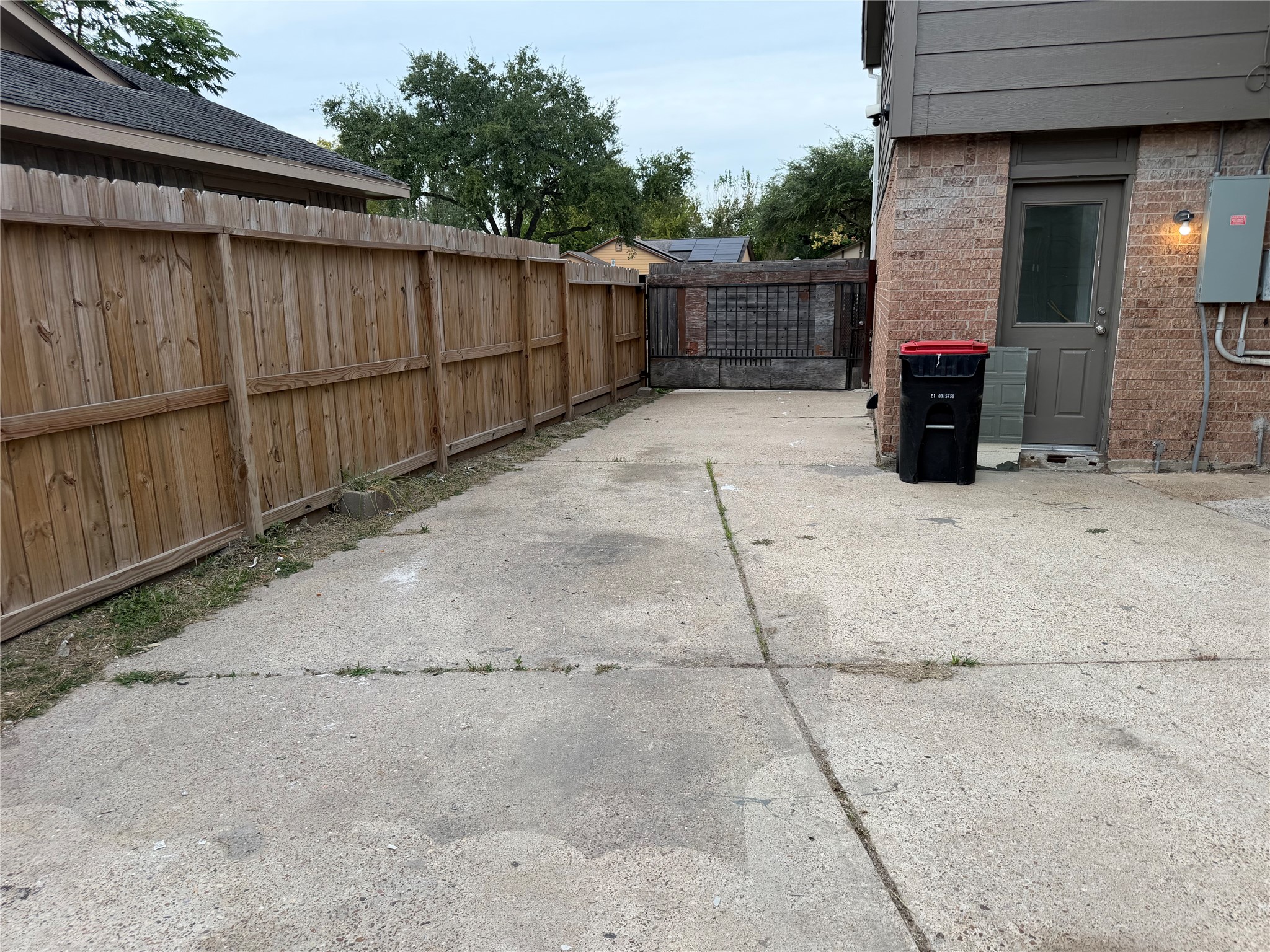 Spacious Driveway