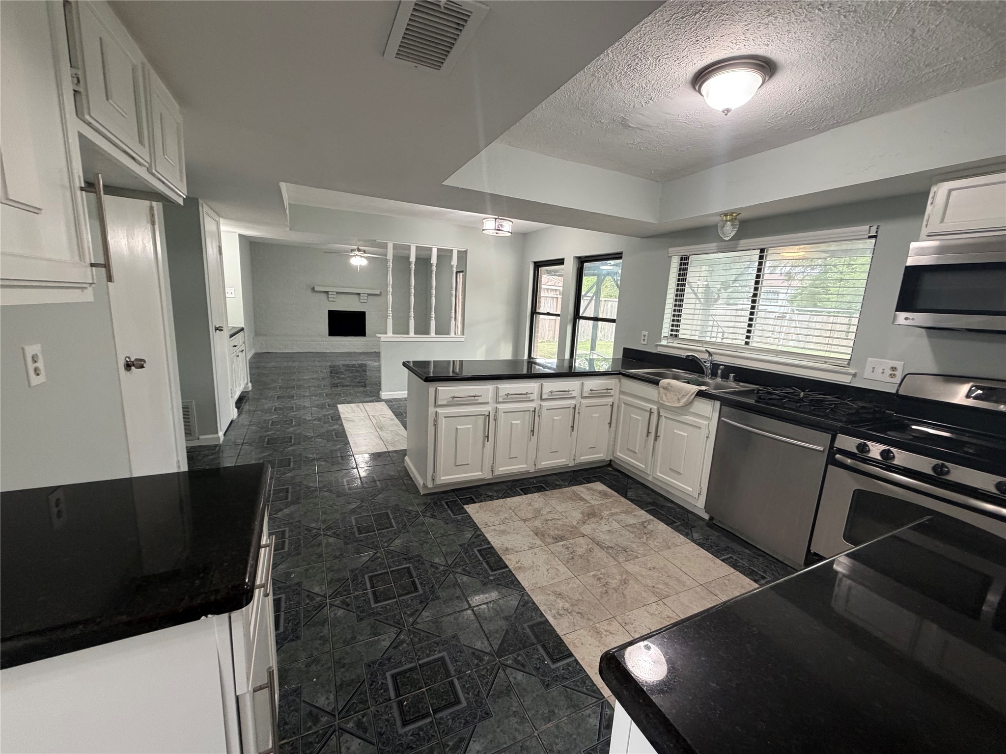 2611 W Greens Road, Houston, TX 77067