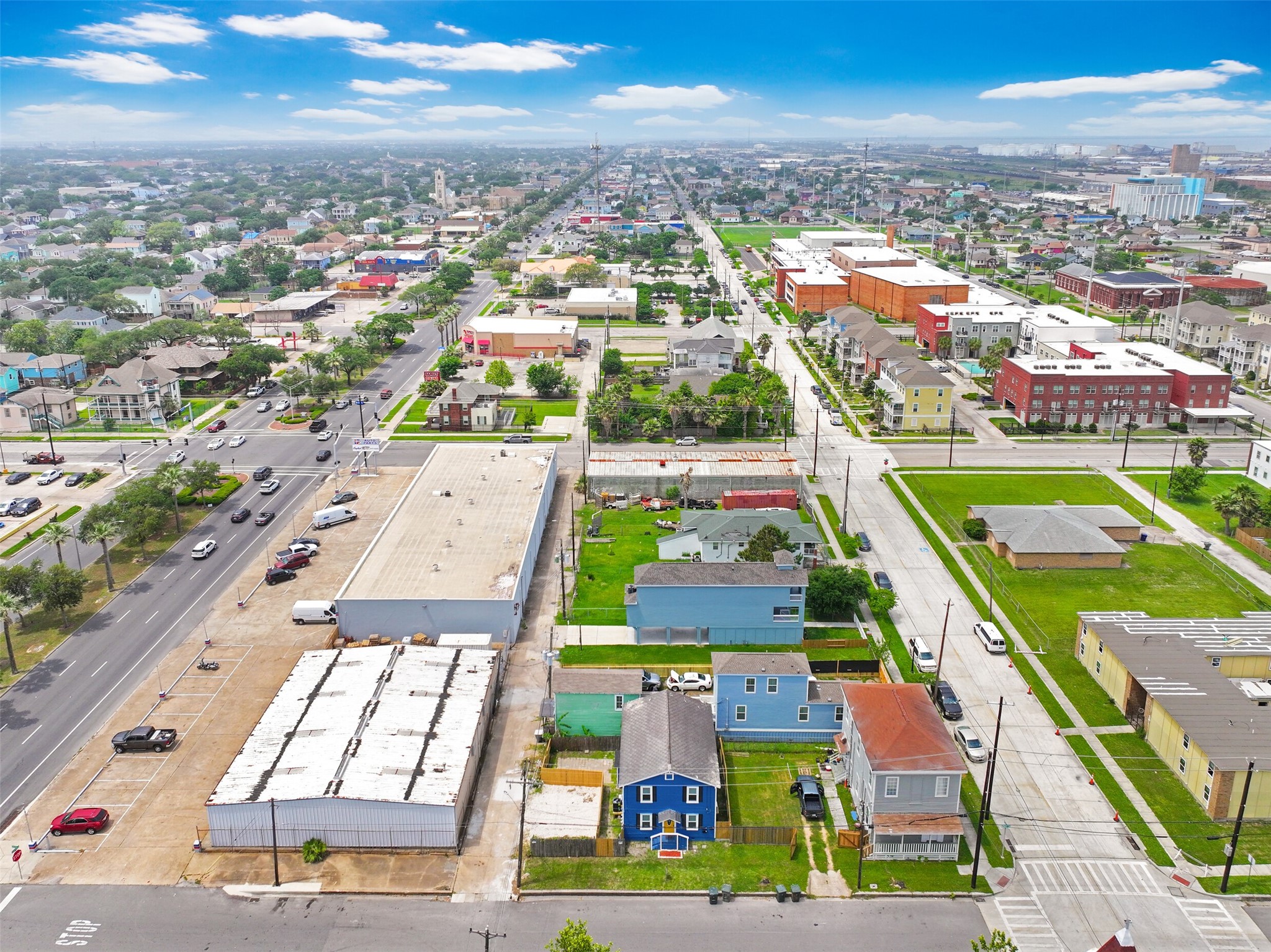 Centrally-located and just minutes from I-45, Galveston College, Texas A&M Galveston.
*NOTE: These photos are frombefore the roof was replaced*