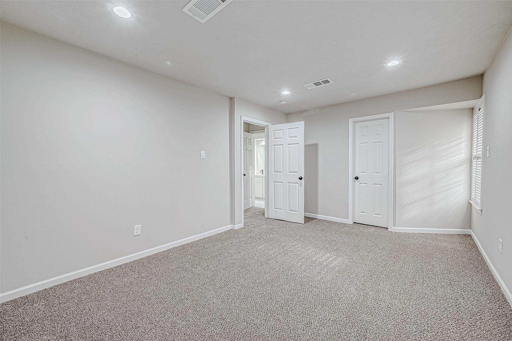 Another picture of the room.