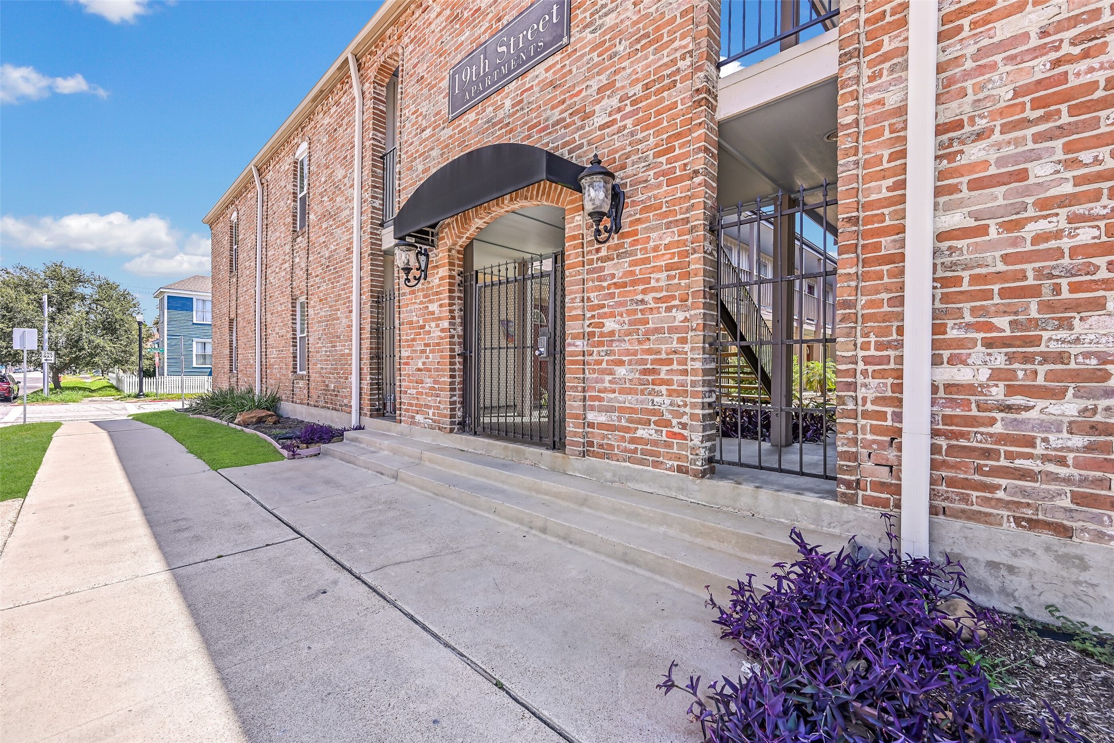 19th Street Apartments is conveniently located within steps from Galveston's historic downtown district. Short bike ride to UTMB and minutes to the Beach!