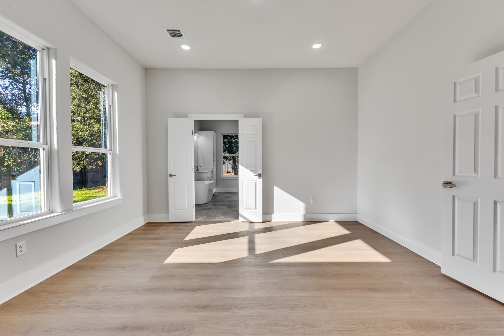 Bright Living Area with Natural Light