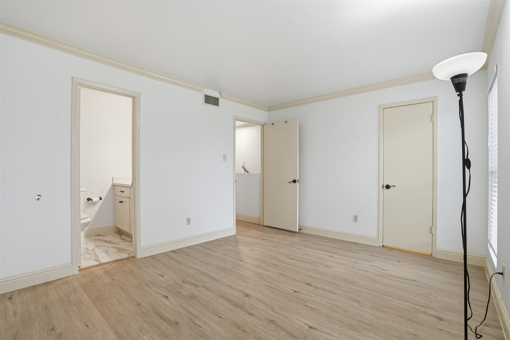 Secondary primary or guest room featuring and en-suit full bath with one walk in closet.