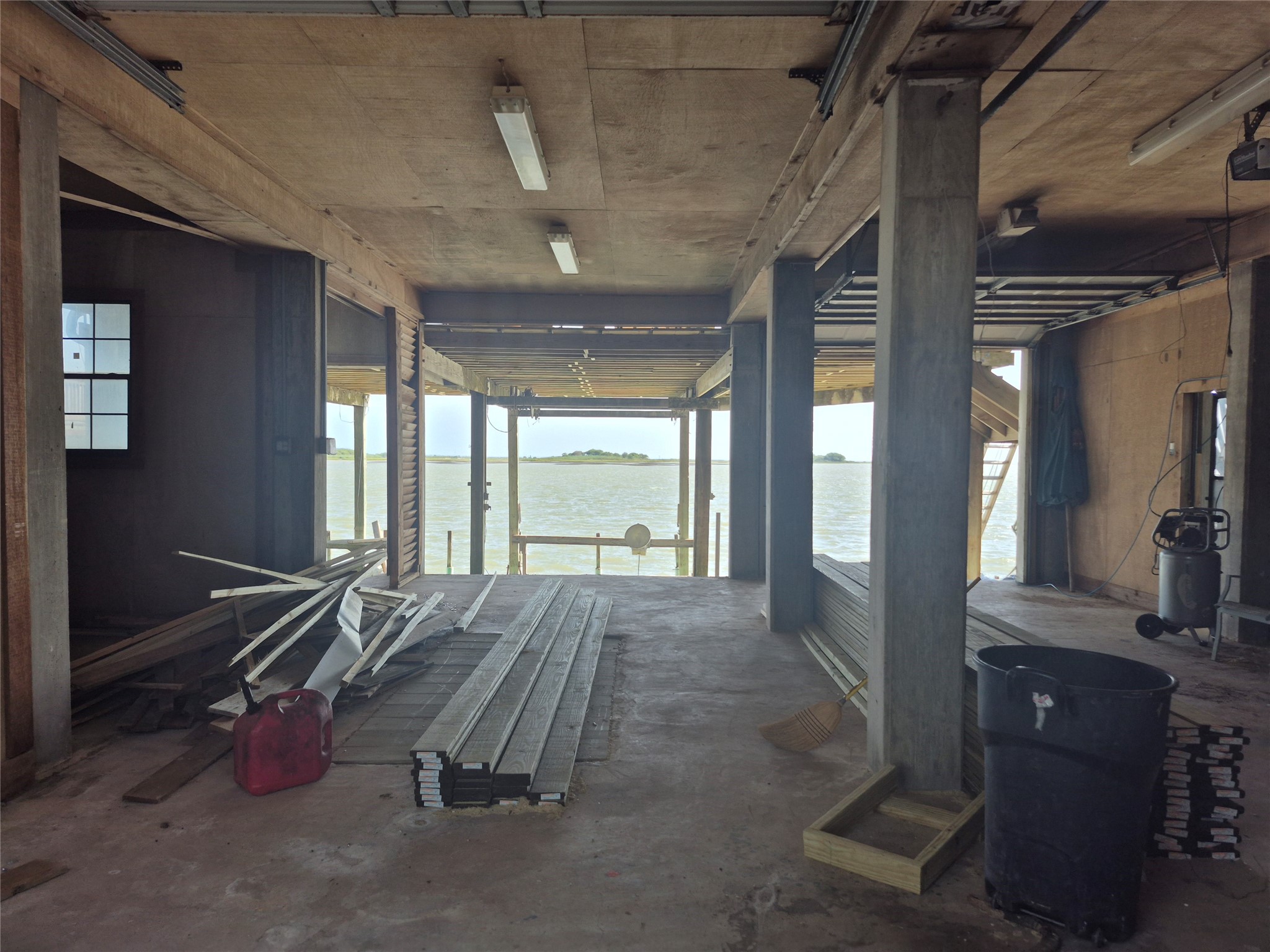 1823 Port O Call Street, Tiki Island, TX 77554