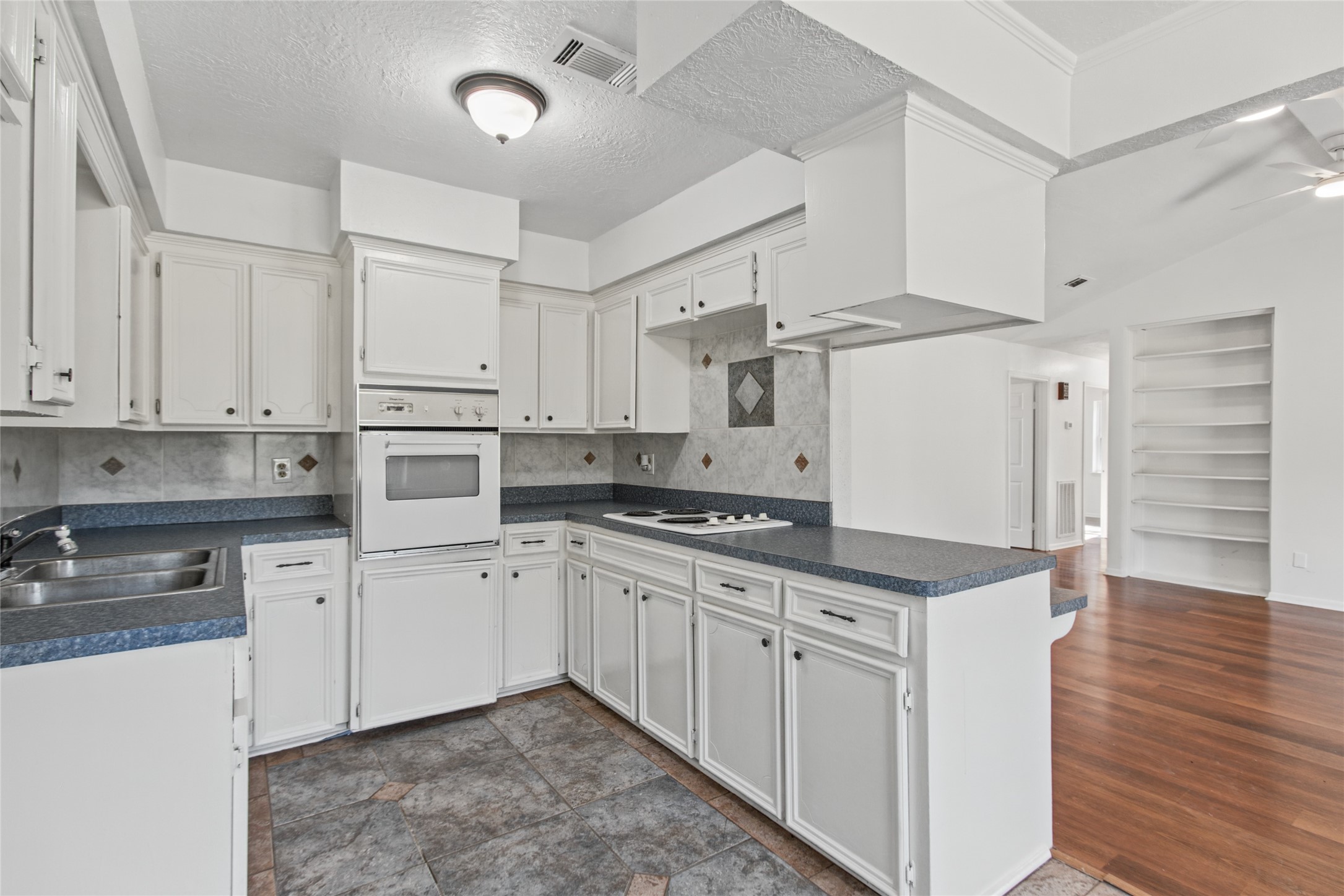 5502 Wickwillow Lane, Alvin, TX 77511