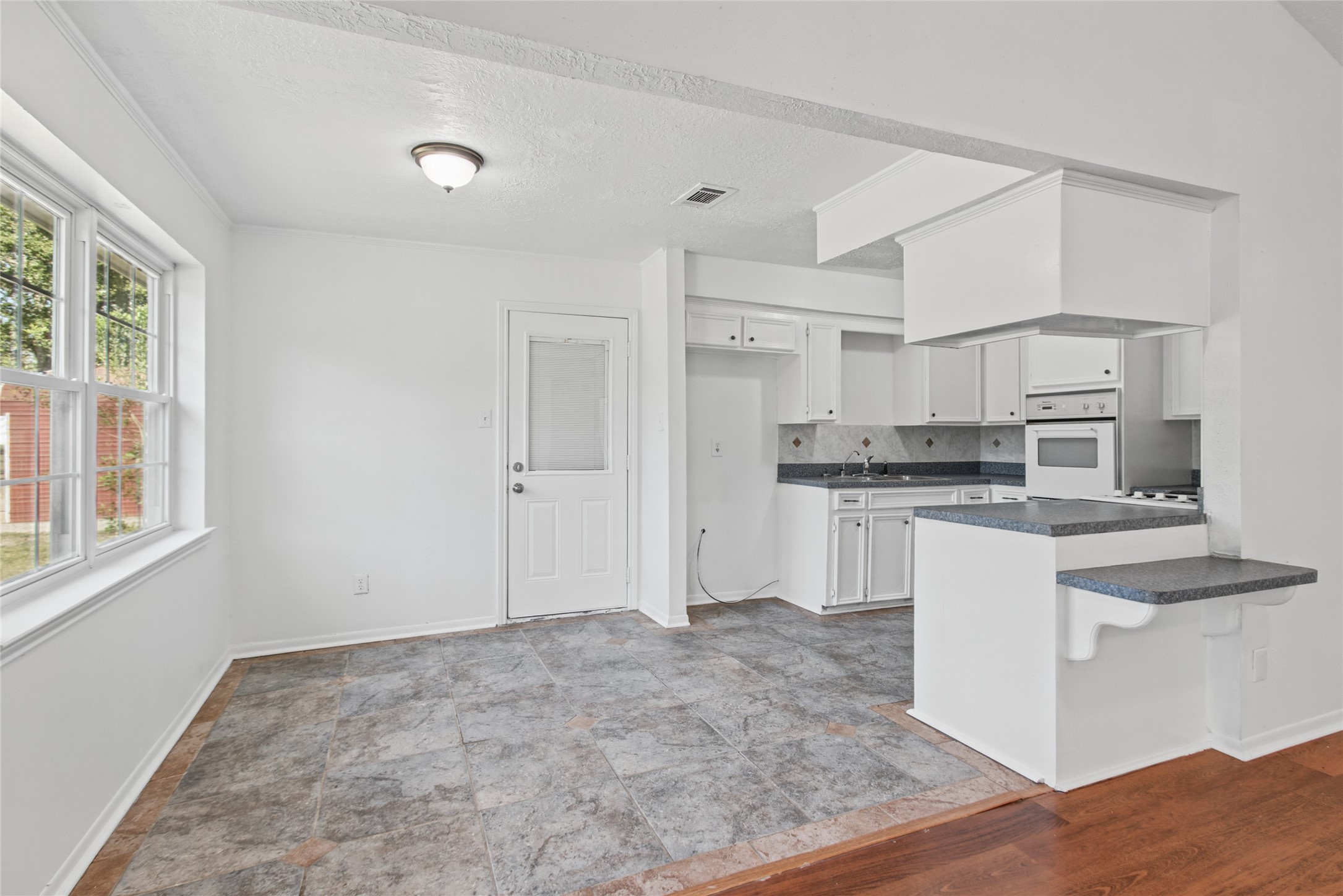 5502 Wickwillow Lane, Alvin, TX 77511