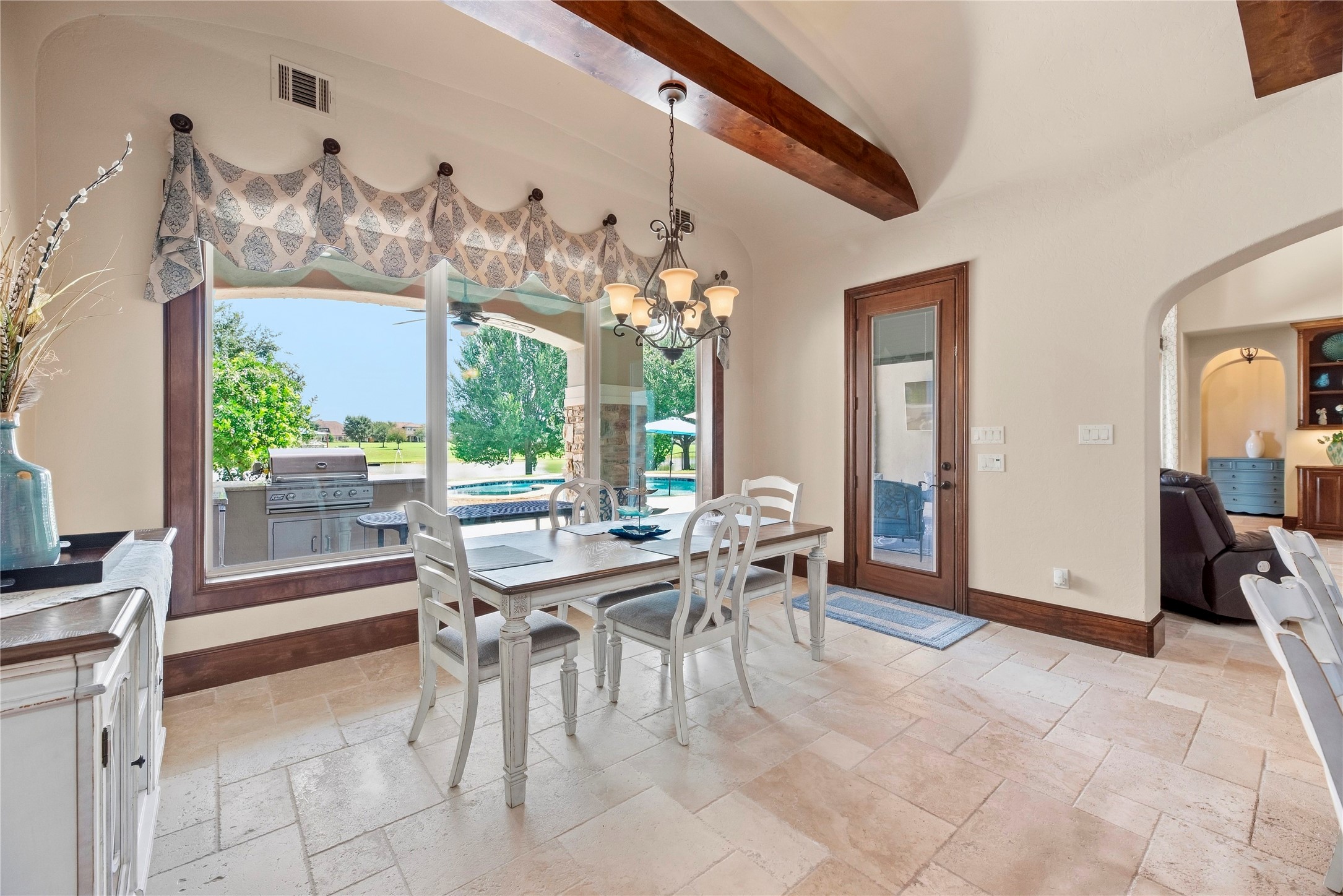 Casual dining 15 ft wide, can seat 10