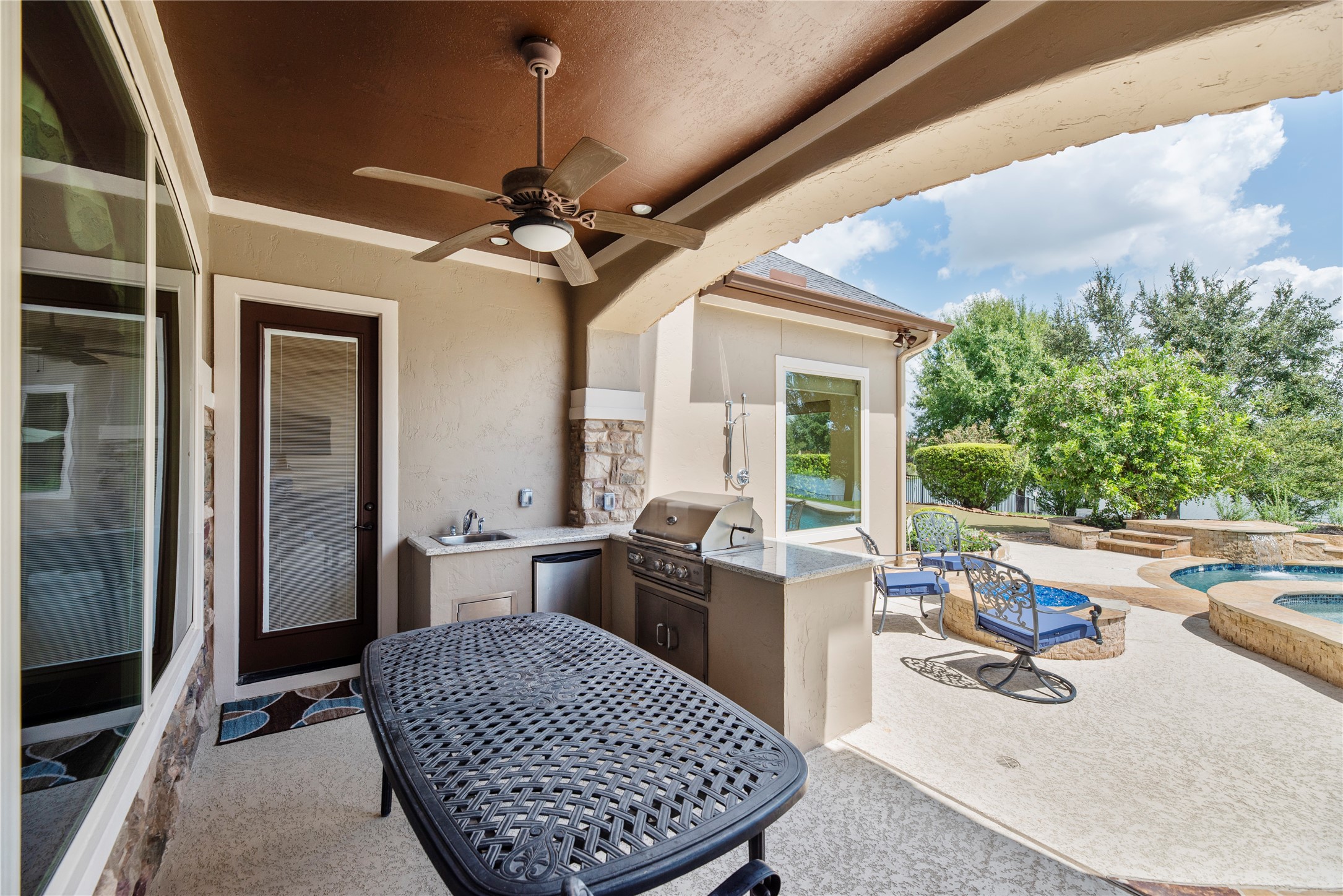 The outdoor kitchen accommodates a table and chairs