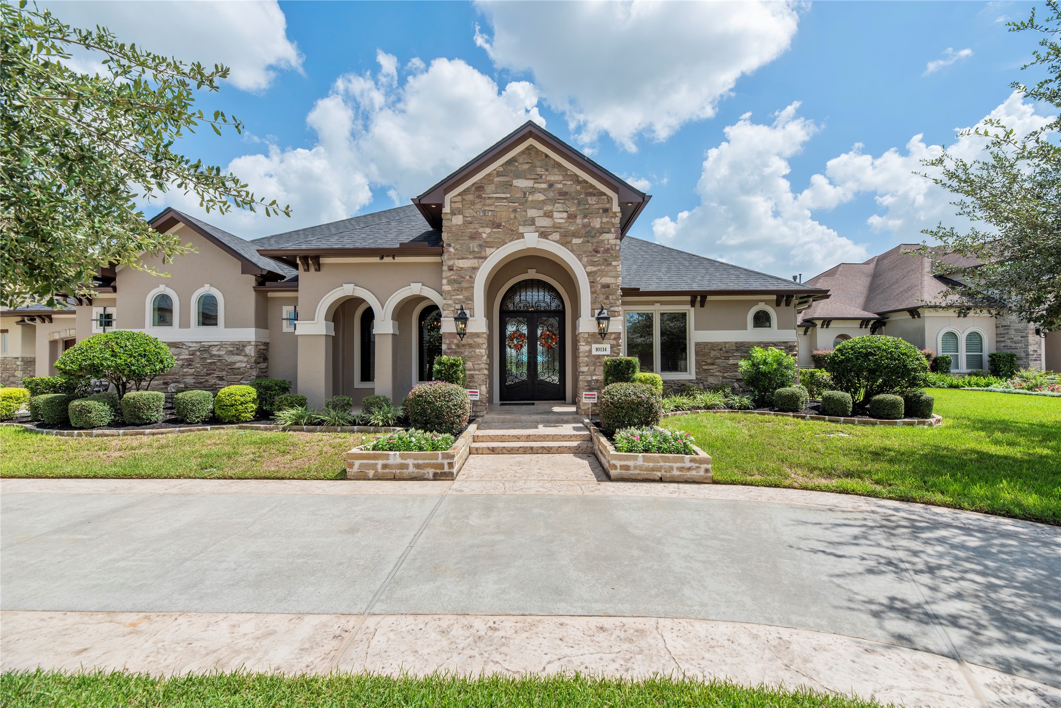 Circle drive, easy in and out for your family and friends