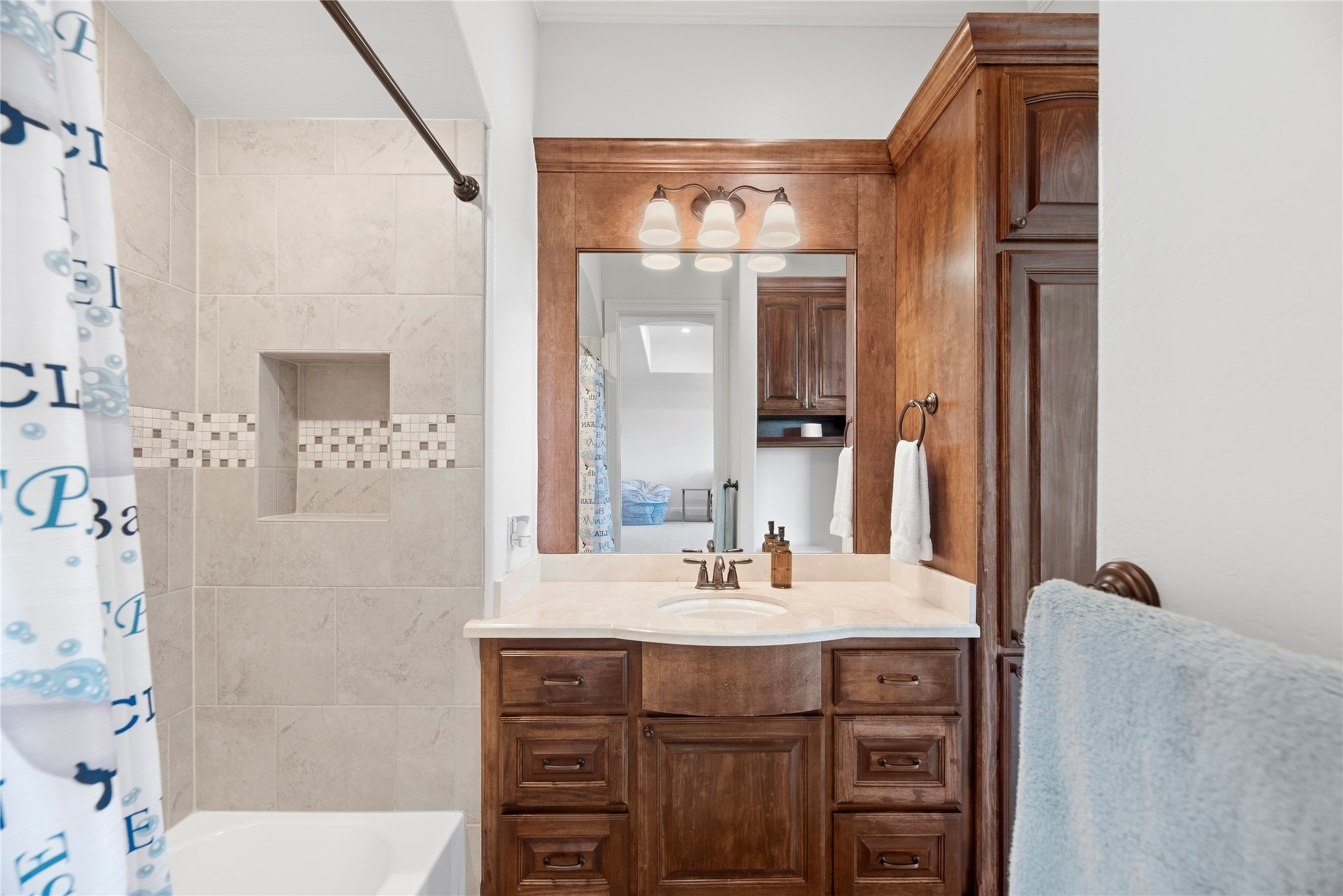 Upstairs full bath