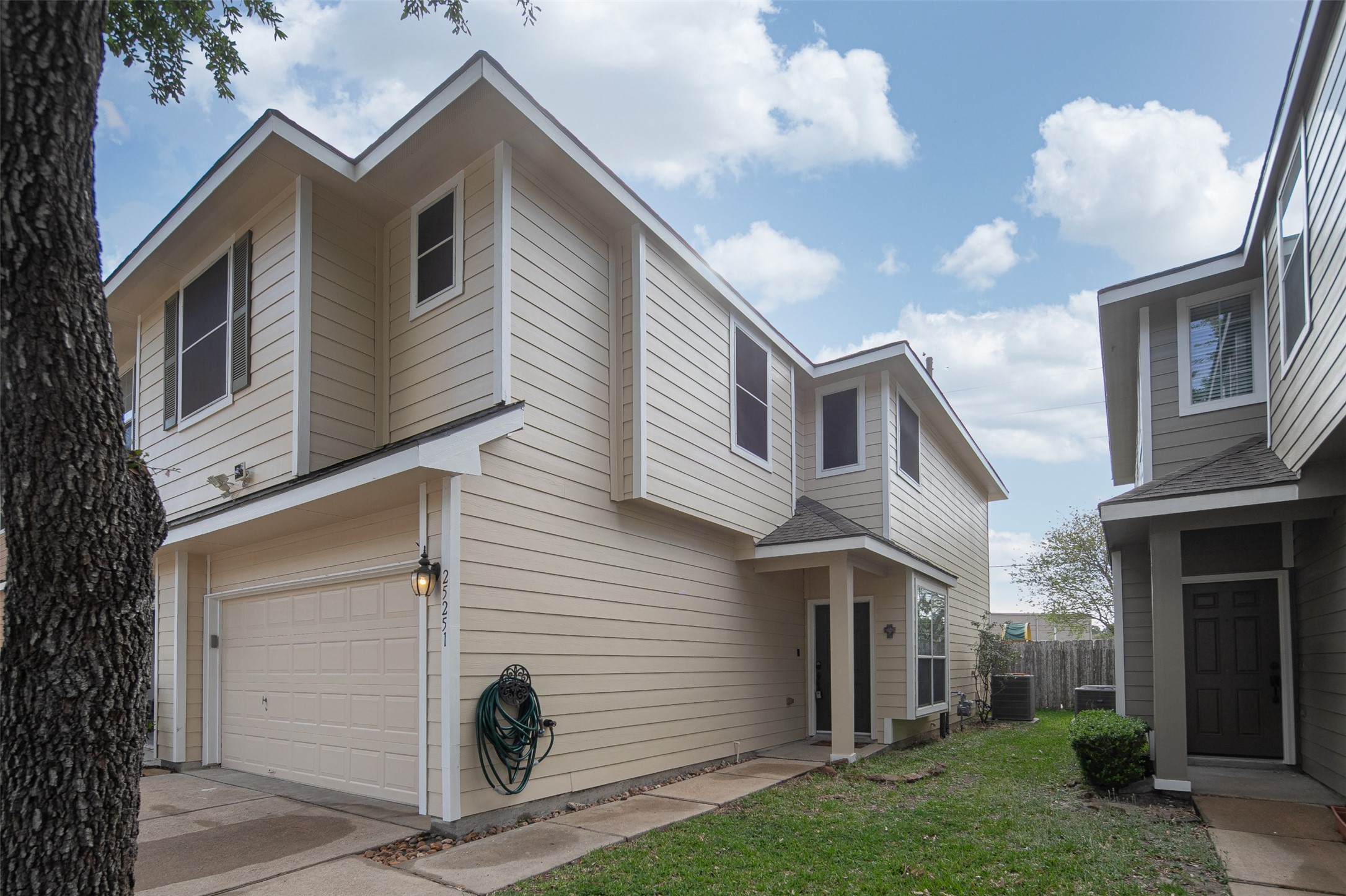 Discover modern elegance in this charming two-story home, featuring a spacious garage and inviting entrance. Ideal for families, it offers a perfect blend of comfort and style.