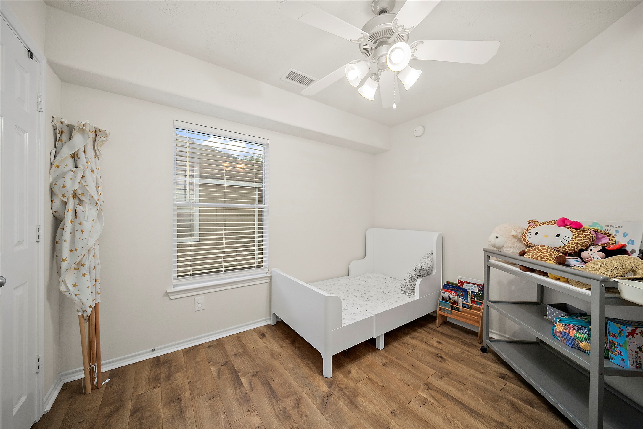 Charming secondary bedroom with natural light, ideal for guests or a home office.