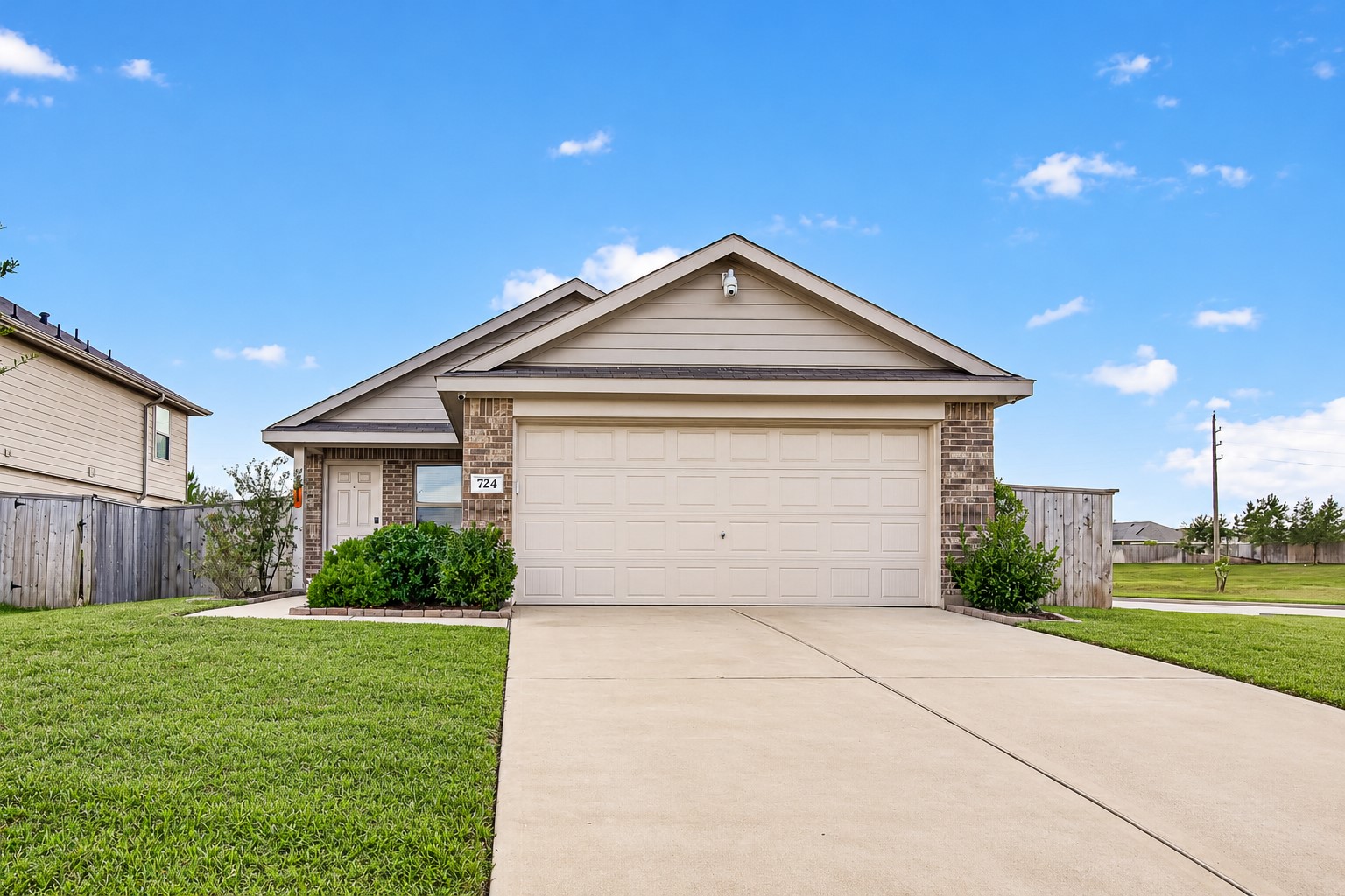 724 Larkspur Shadow Drive, Magnolia, TX 77354