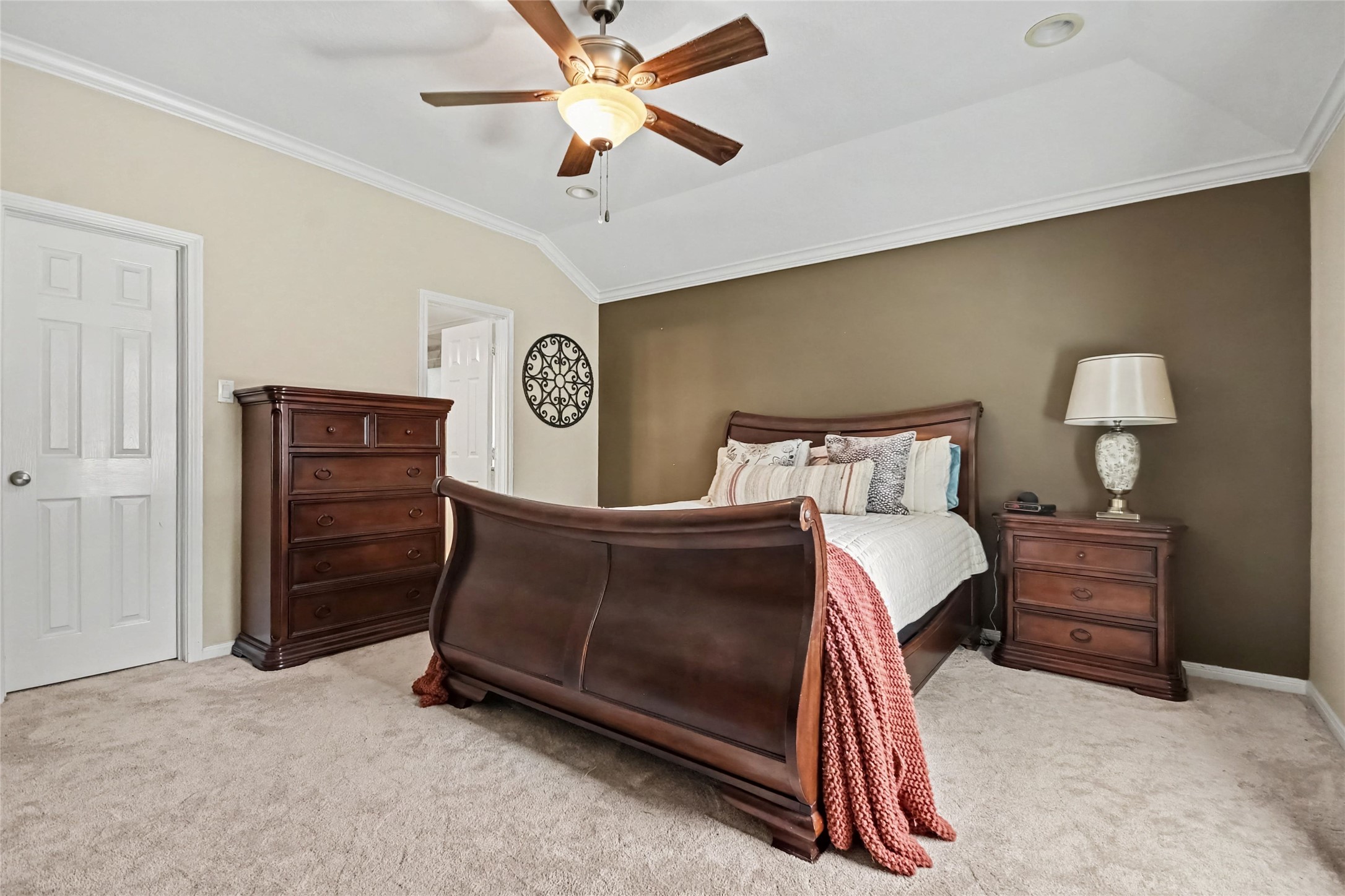 Spacious primary bed and ensuite.