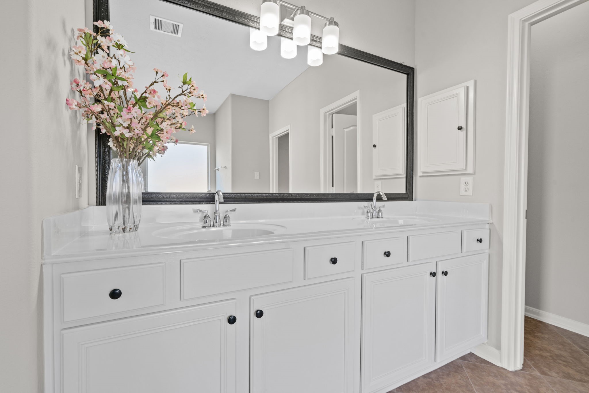 Double sink vanity in the primary bathroom.