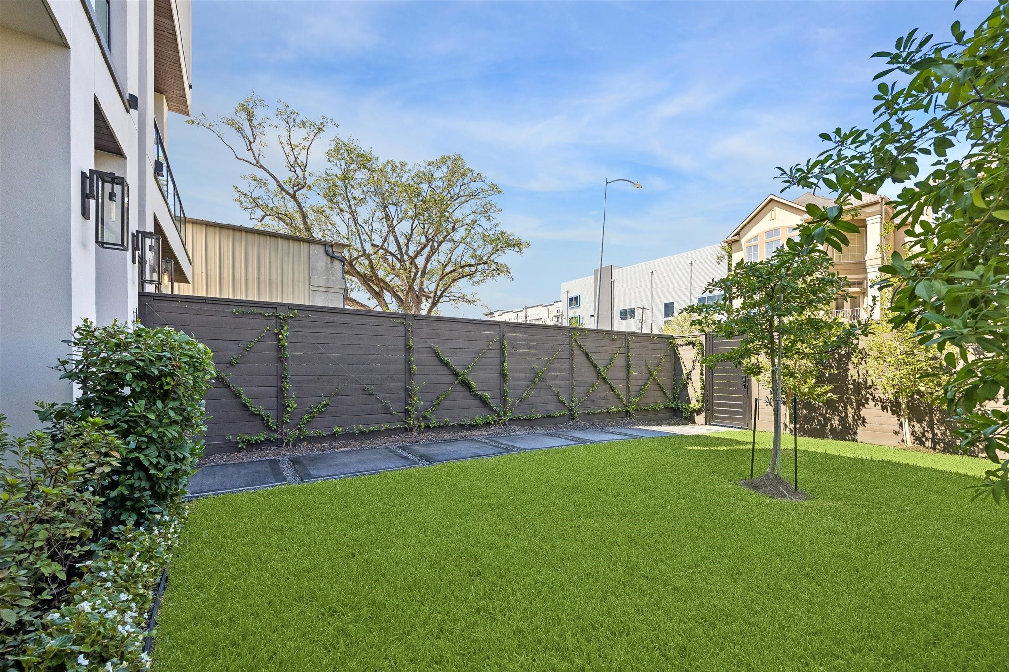 Another look at this fabulous large green space! A rare find in Rice Military.
