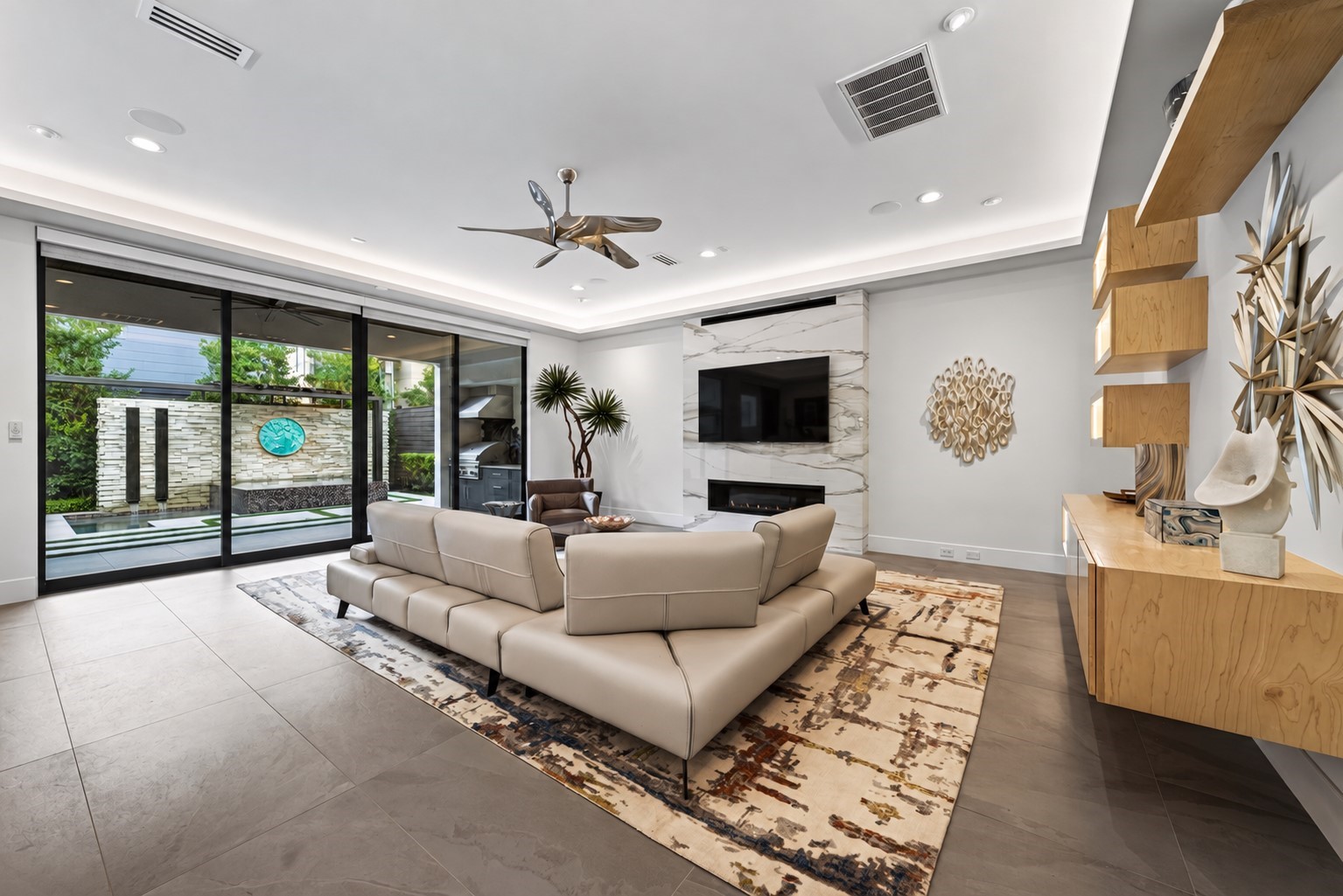 Each room offer a beautiful view, artful lighting and throughtful upgrades.