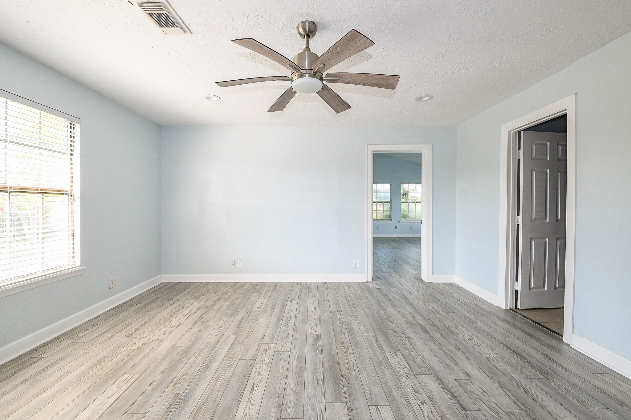 1615 Railroad Avenue, San Leon, TX 77539