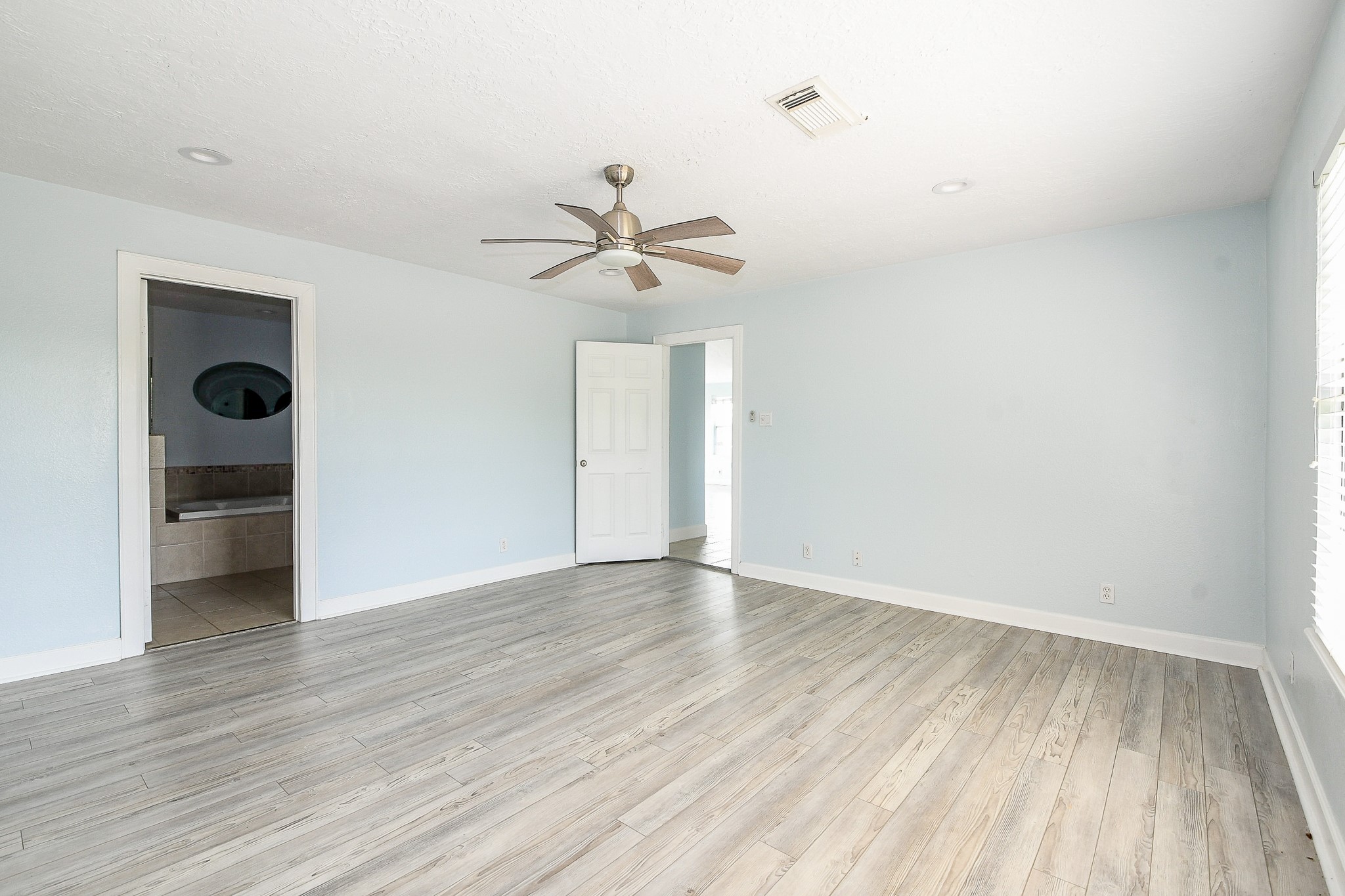 1615 Railroad Avenue, San Leon, TX 77539